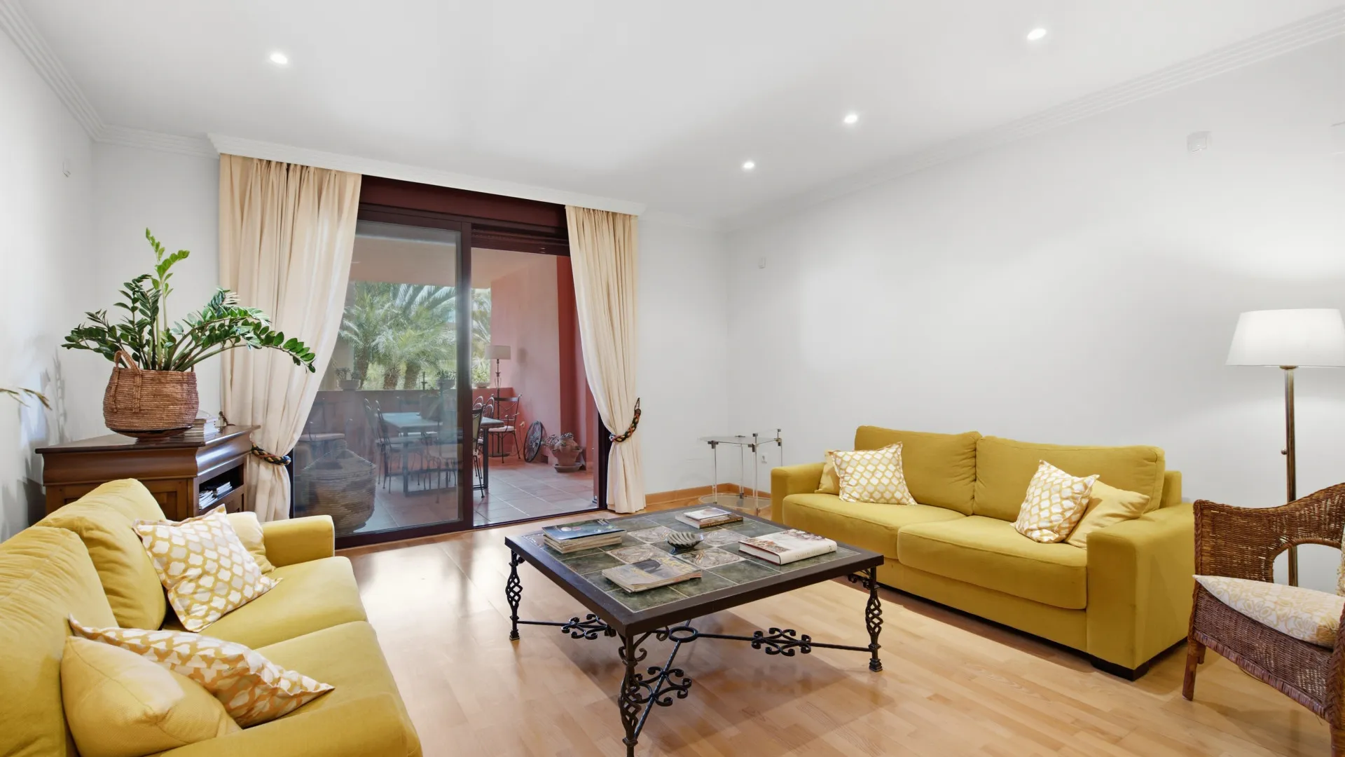 For sale ground floor apartment in Las Nayades