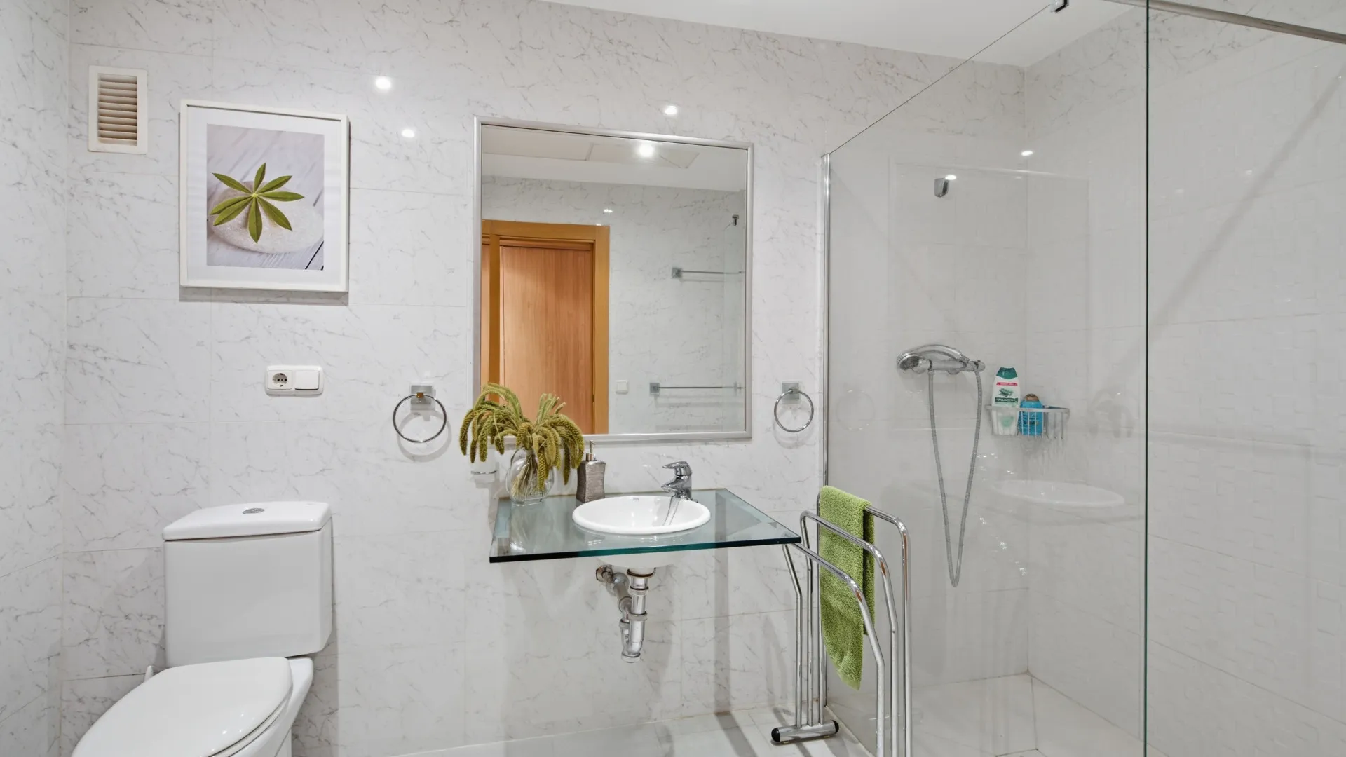 For sale ground floor apartment in Las Nayades