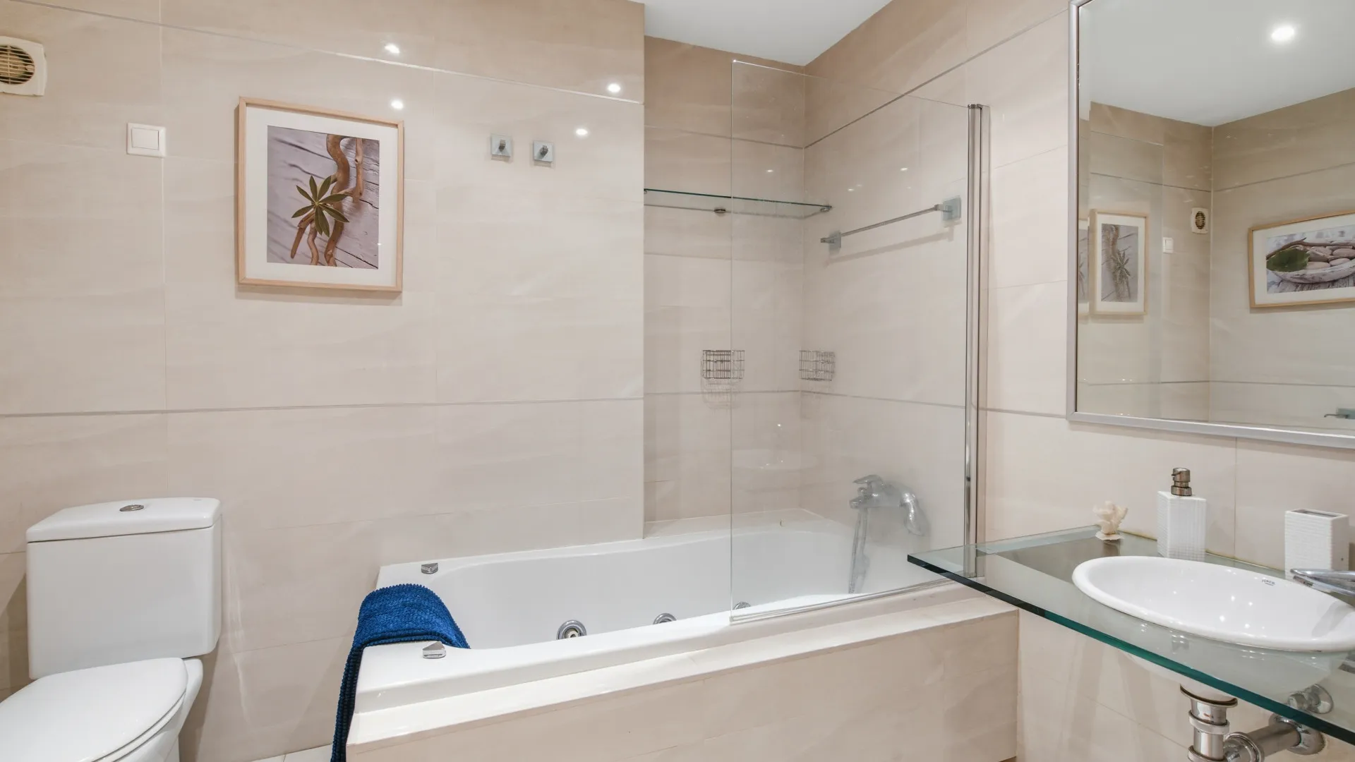 For sale ground floor apartment in Las Nayades