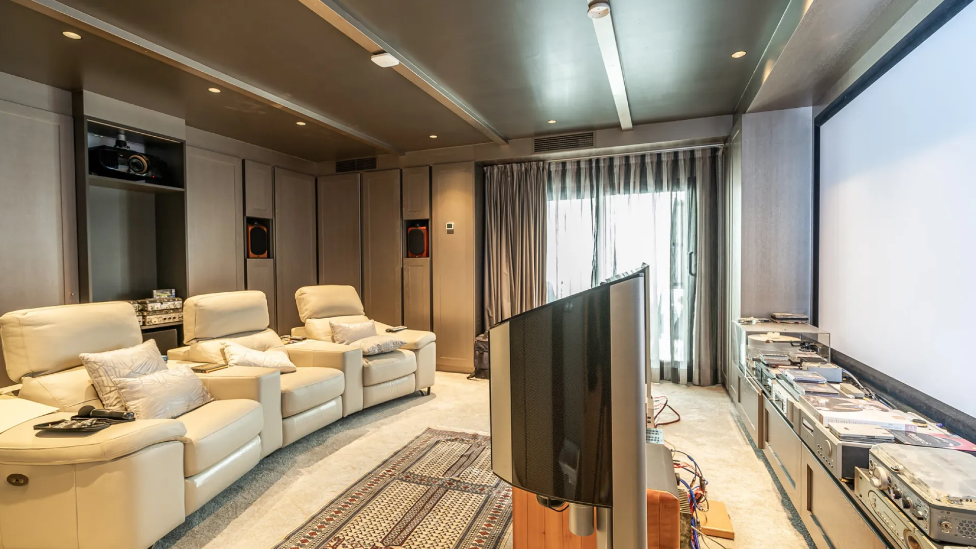 Buy town house in El Velerin with 5 bedrooms