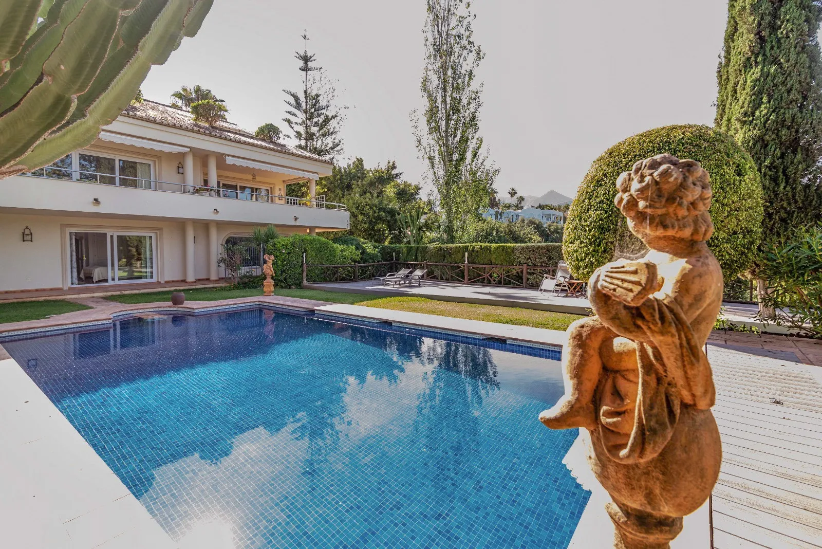 Rio Real 6 bedrooms villa for sale