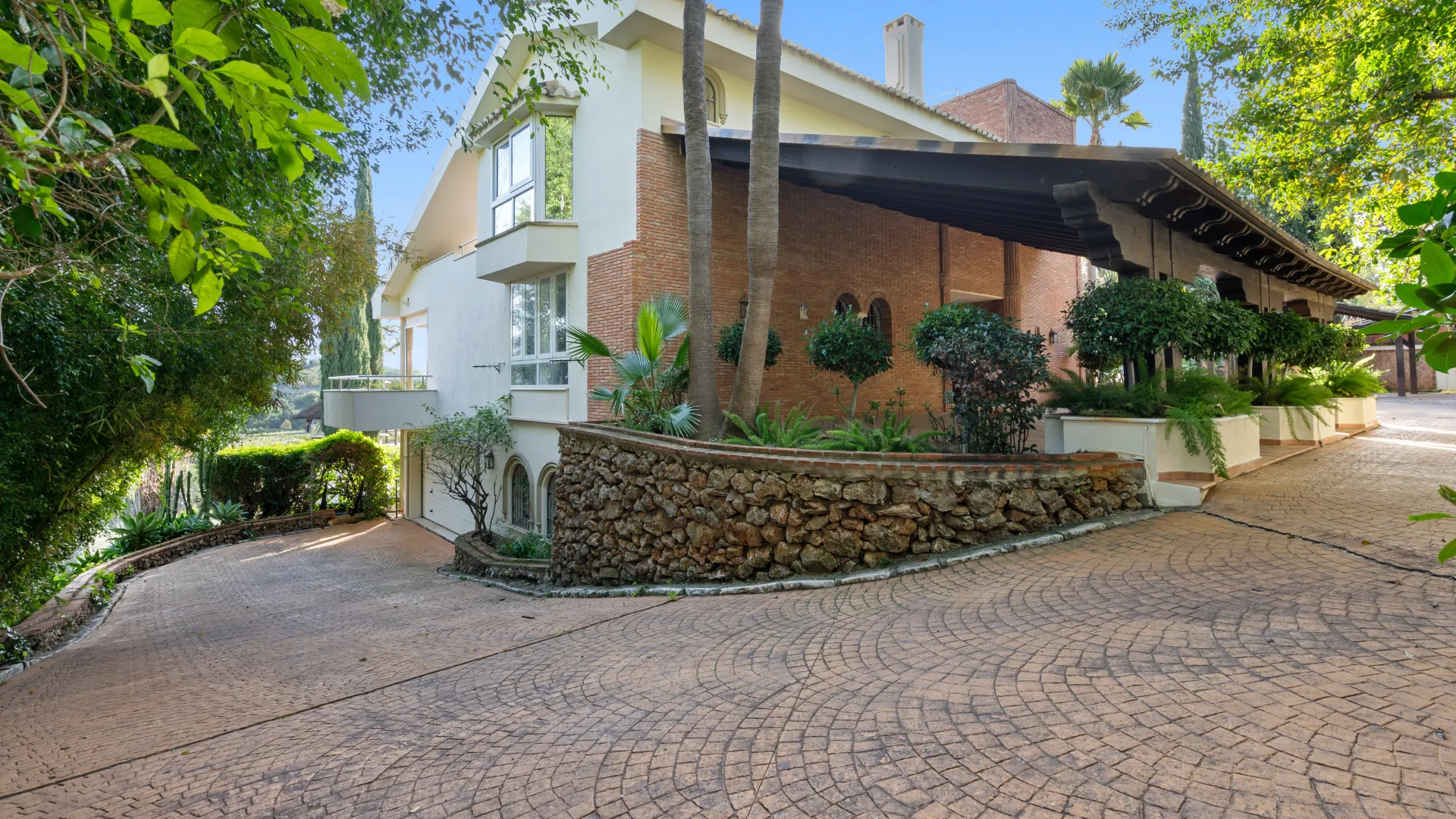 Rio Real 6 bedrooms villa for sale