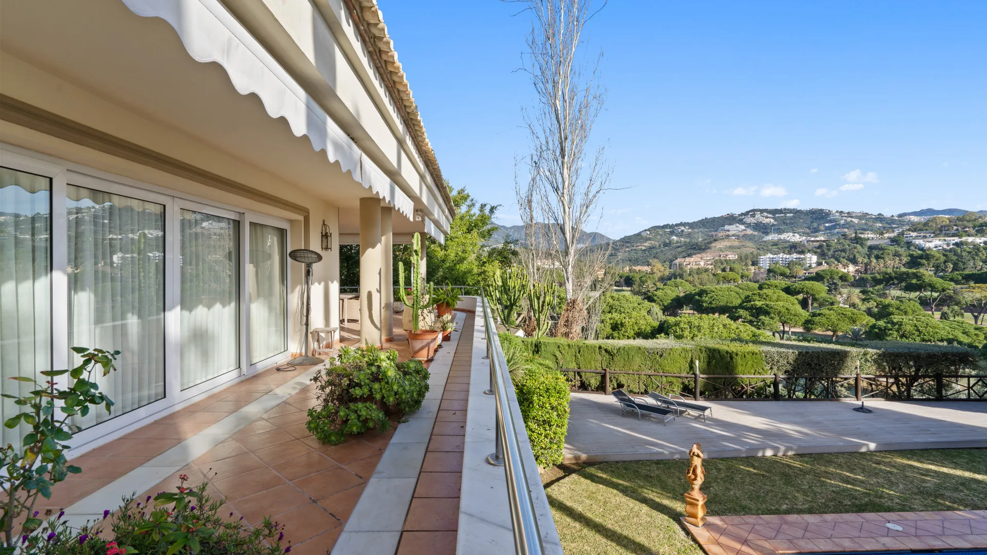 Rio Real 6 bedrooms villa for sale