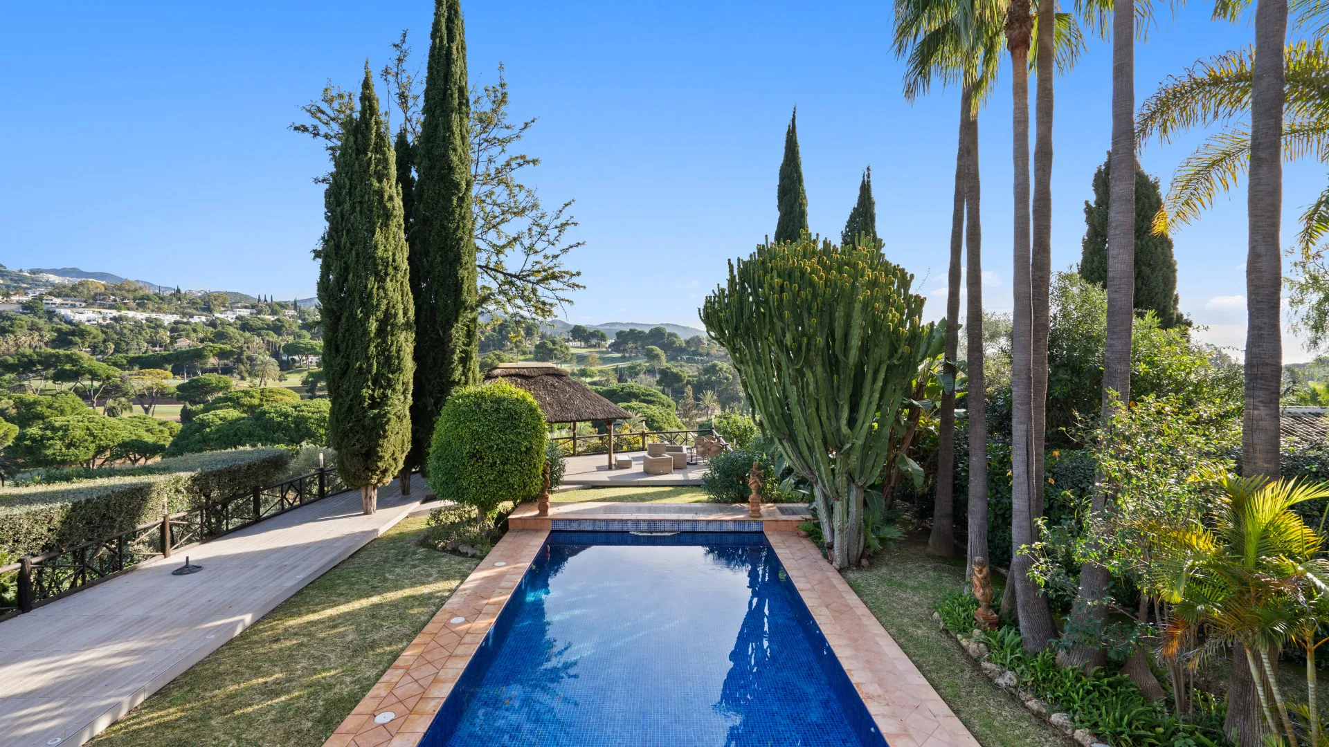 Rio Real 6 bedrooms villa for sale