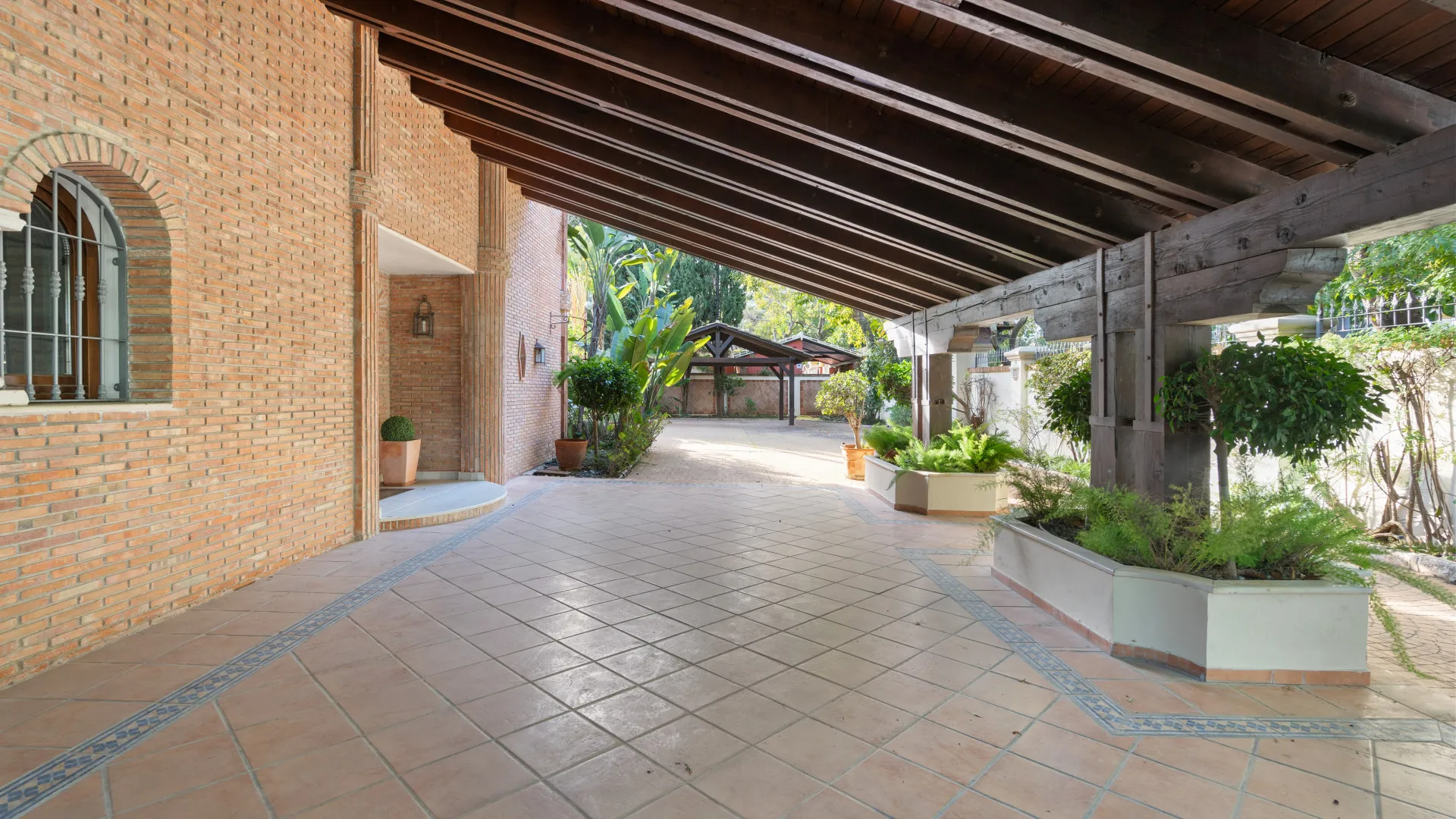 Rio Real 6 bedrooms villa for sale