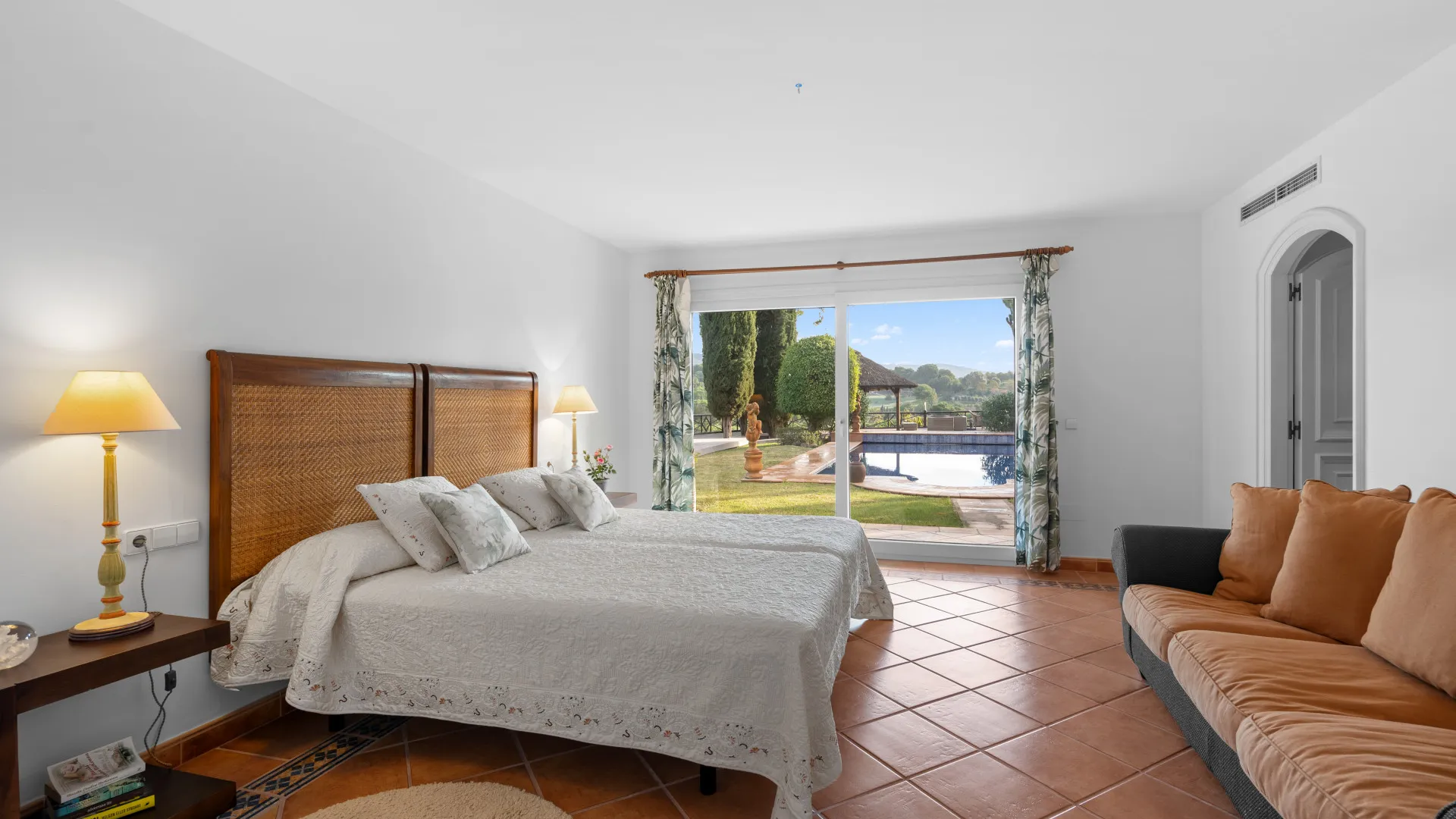 Rio Real 6 bedrooms villa for sale