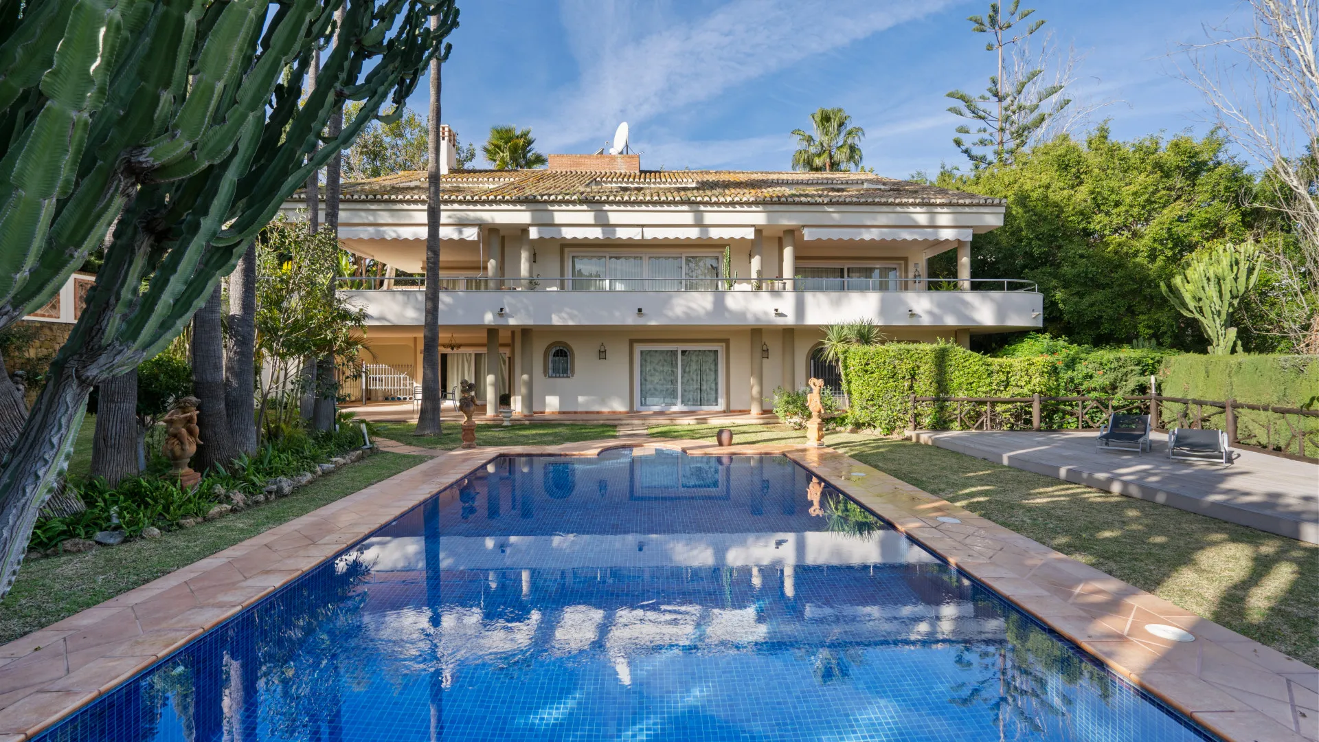 Rio Real 6 bedrooms villa for sale