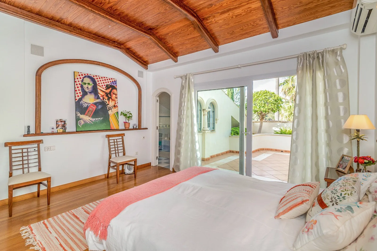 Rio Real 6 bedrooms villa for sale