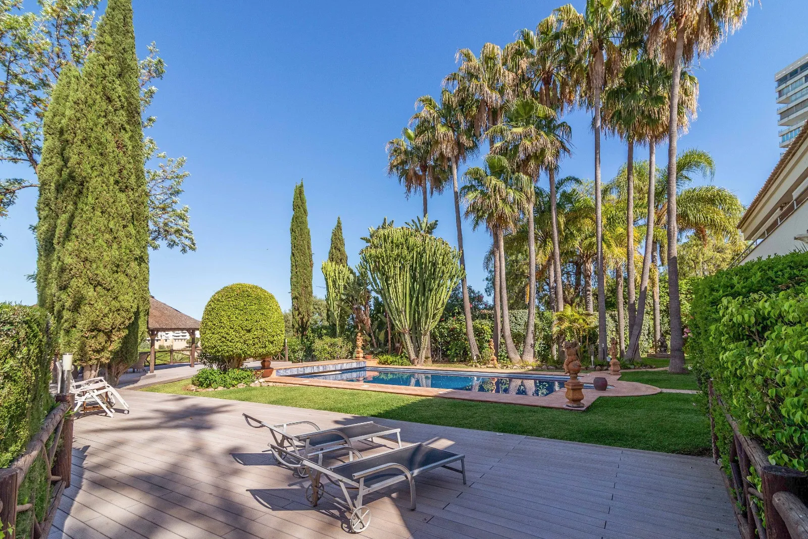 Rio Real 6 bedrooms villa for sale