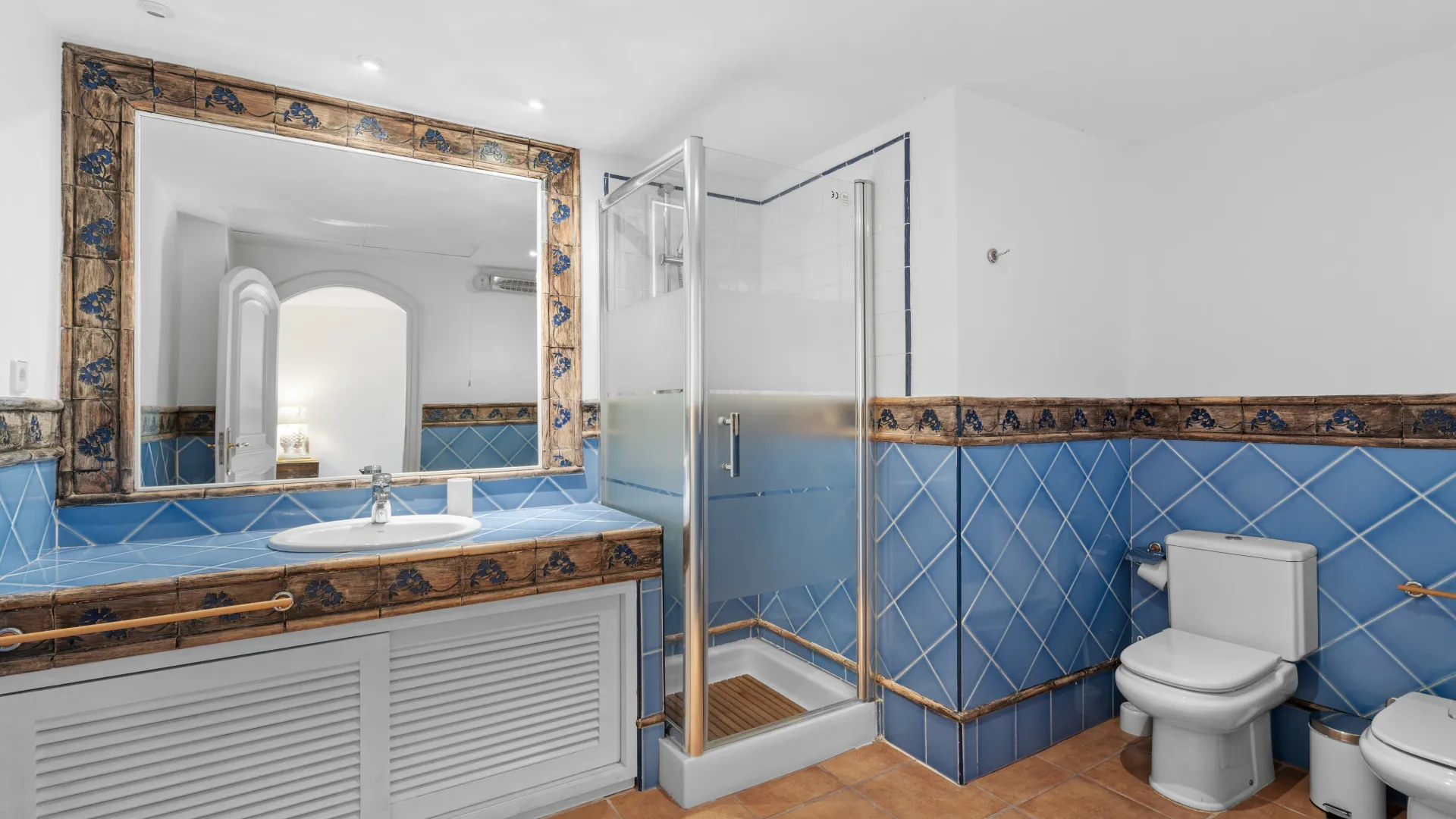 Rio Real 6 bedrooms villa for sale
