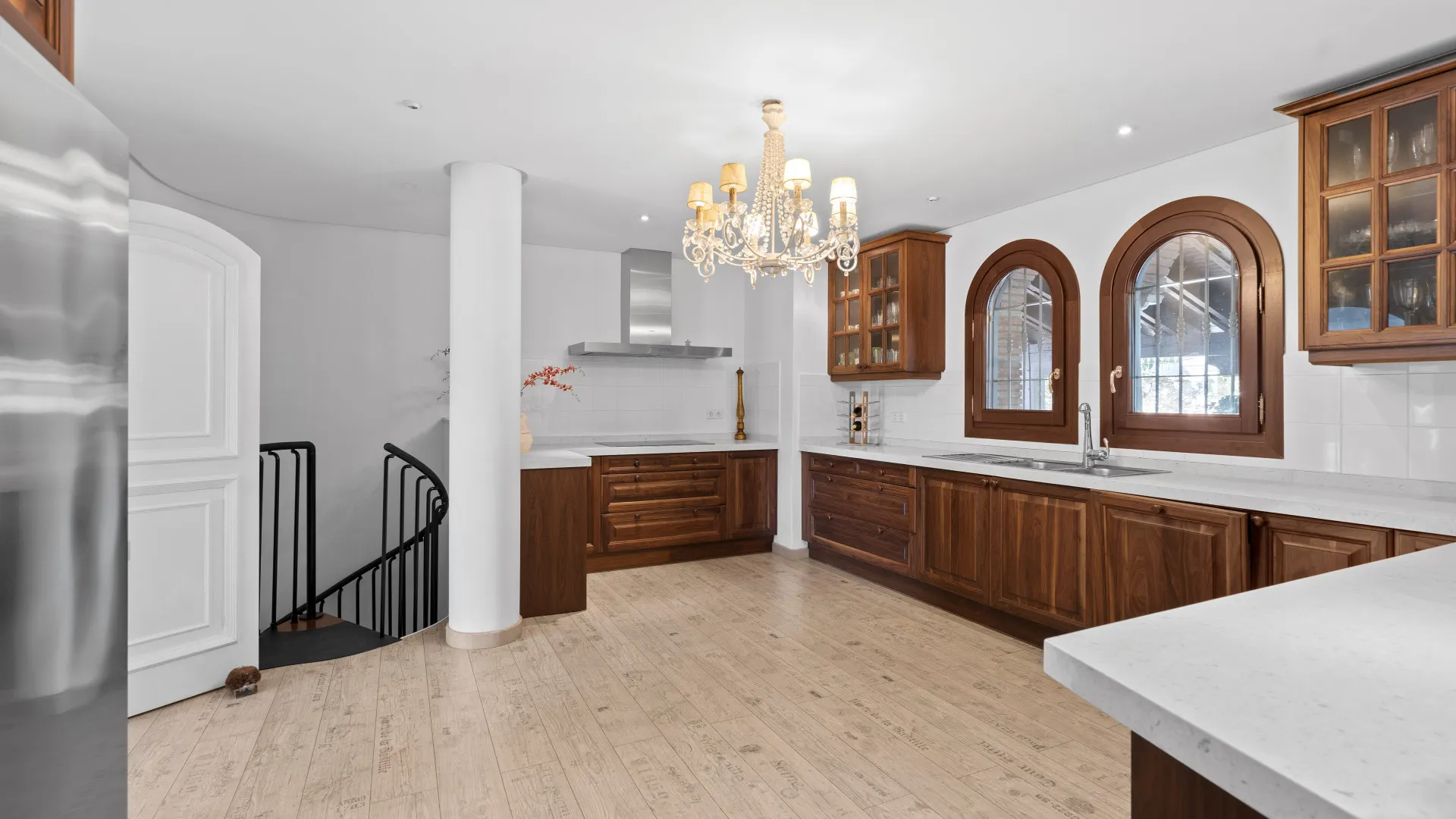 Rio Real 6 bedrooms villa for sale