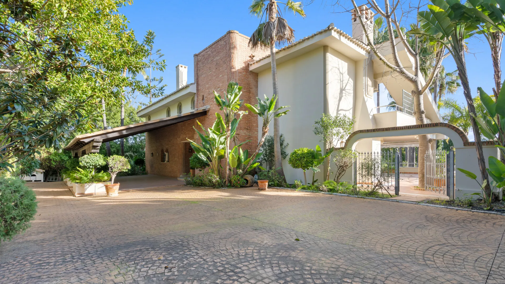 Rio Real 6 bedrooms villa for sale