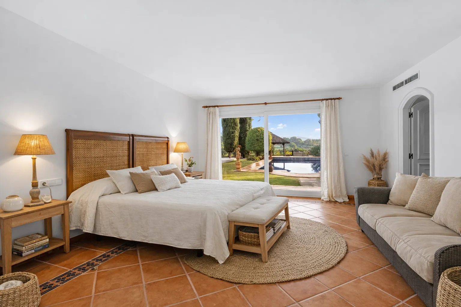 Rio Real 6 bedrooms villa for sale