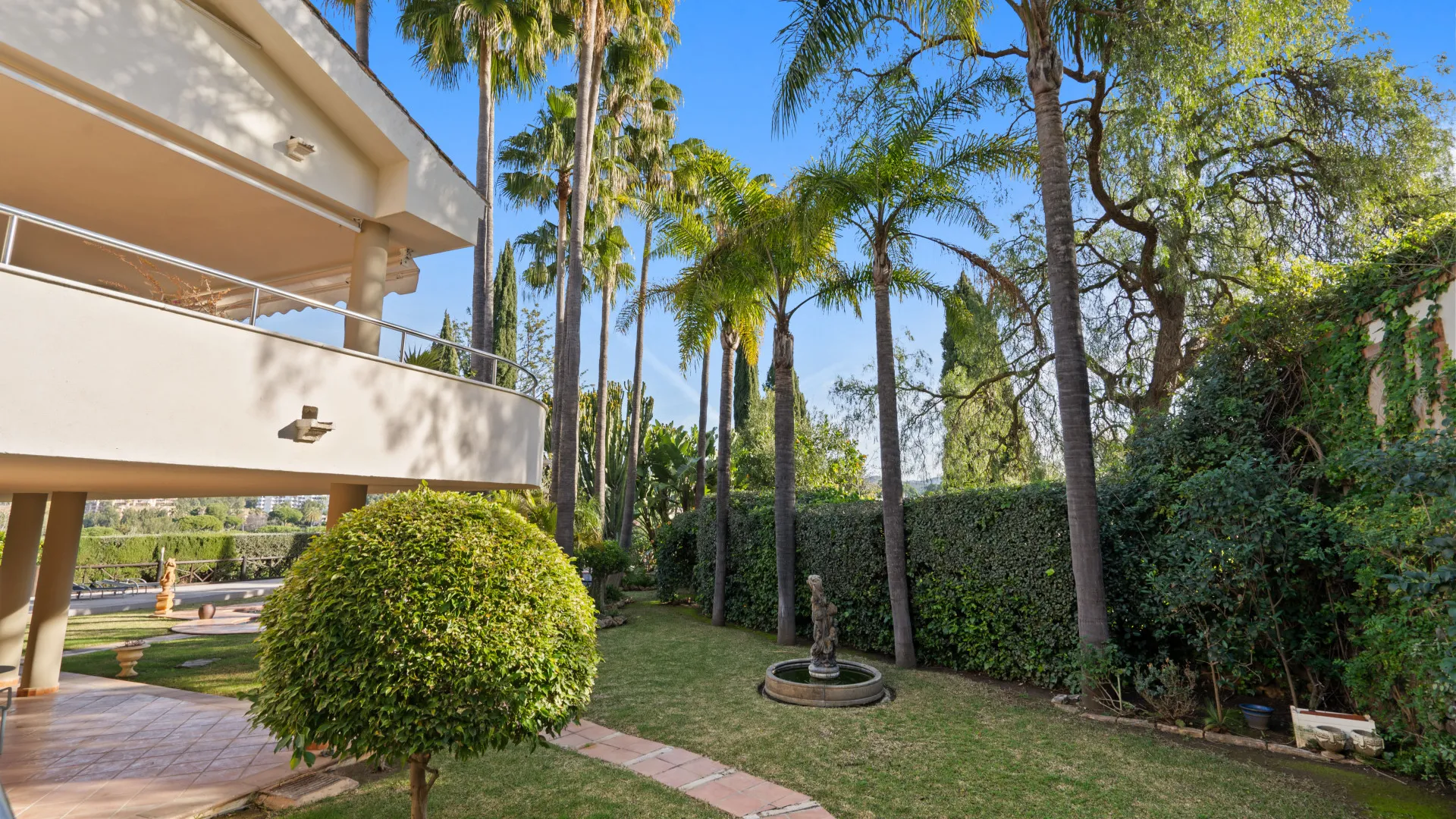 Rio Real 6 bedrooms villa for sale