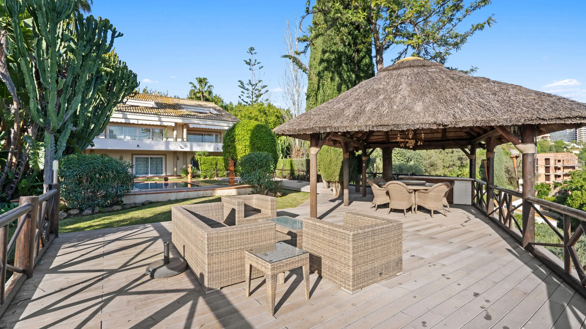 Rio Real 6 bedrooms villa for sale