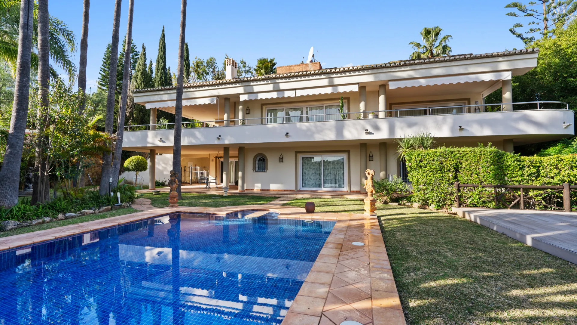 Rio Real 6 bedrooms villa for sale