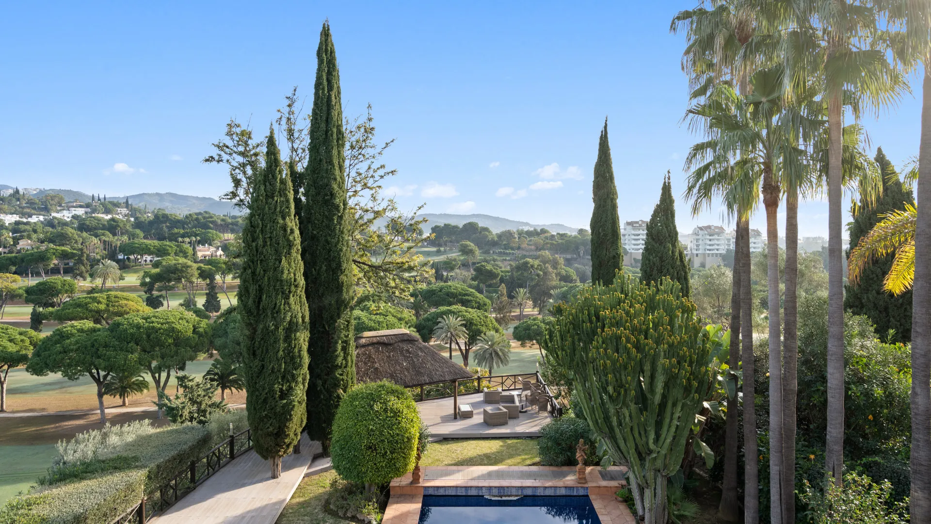 Rio Real 6 bedrooms villa for sale