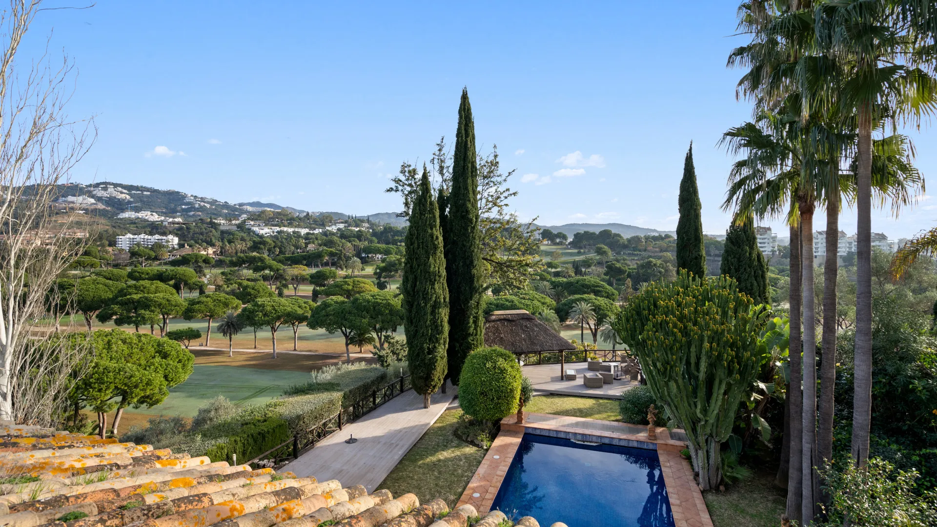 Rio Real 6 bedrooms villa for sale