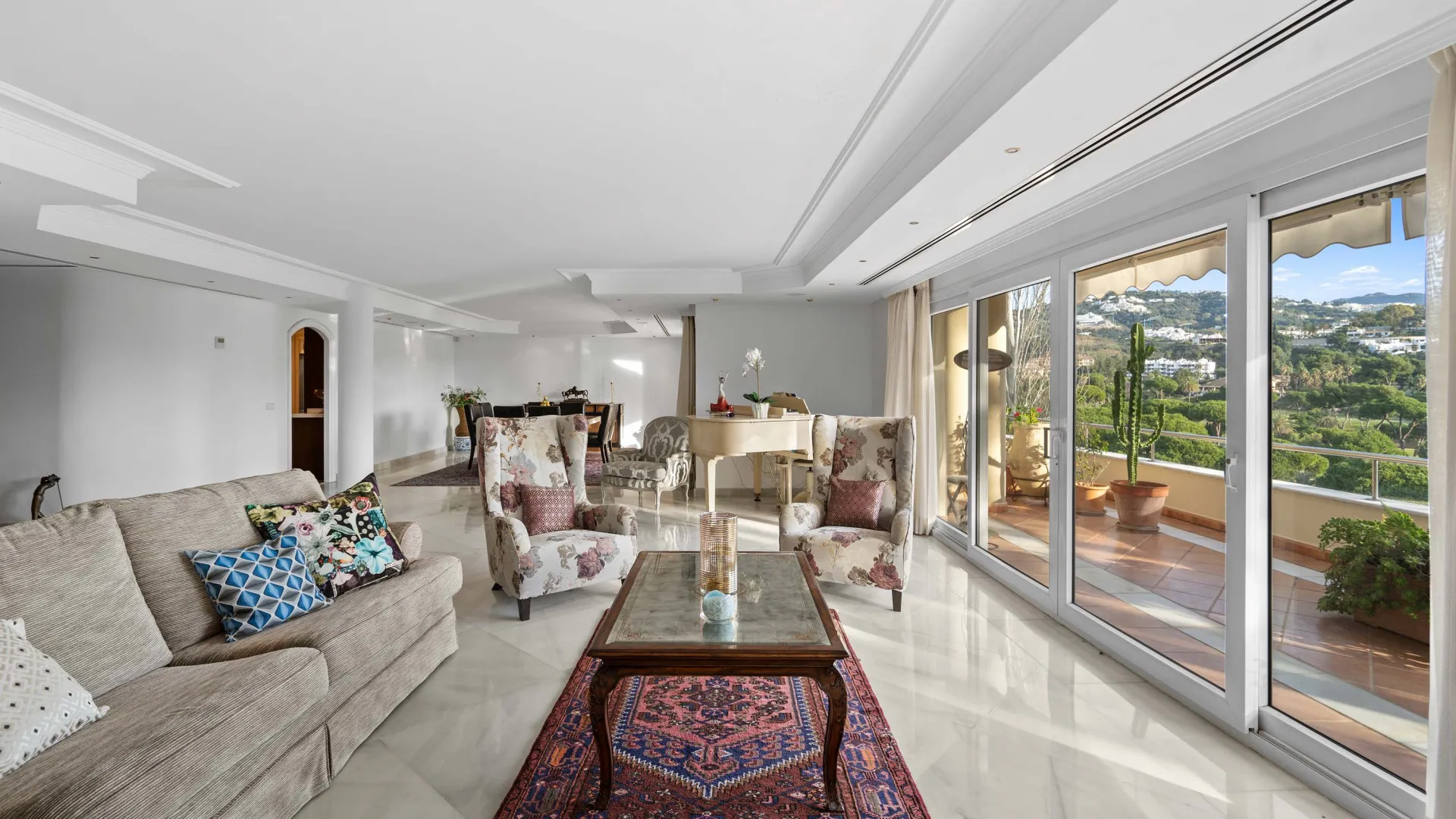 Rio Real 6 bedrooms villa for sale