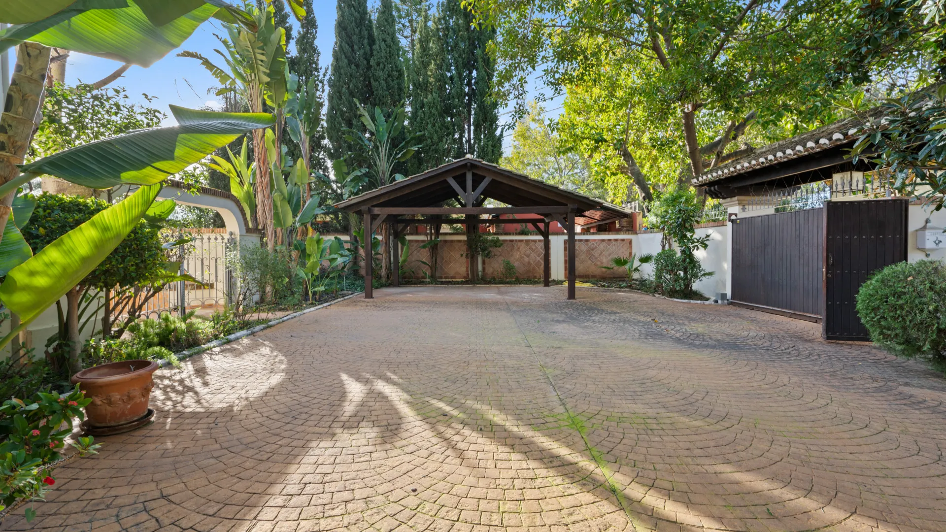 Rio Real 6 bedrooms villa for sale