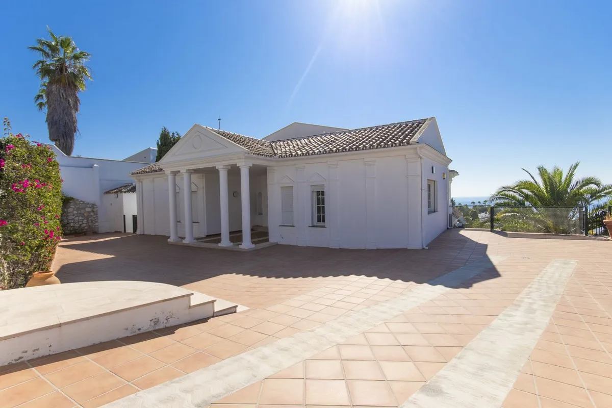 6 bedrooms Torrequebrada villa for sale