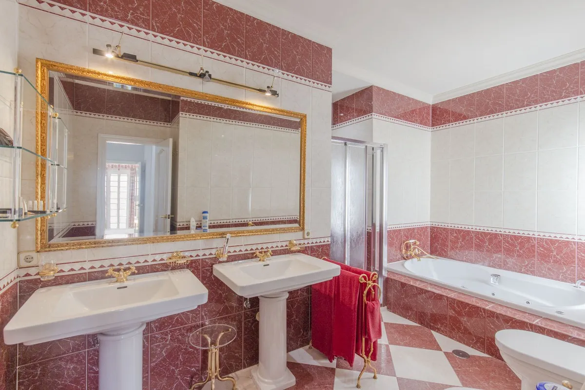 6 bedrooms Torrequebrada villa for sale
