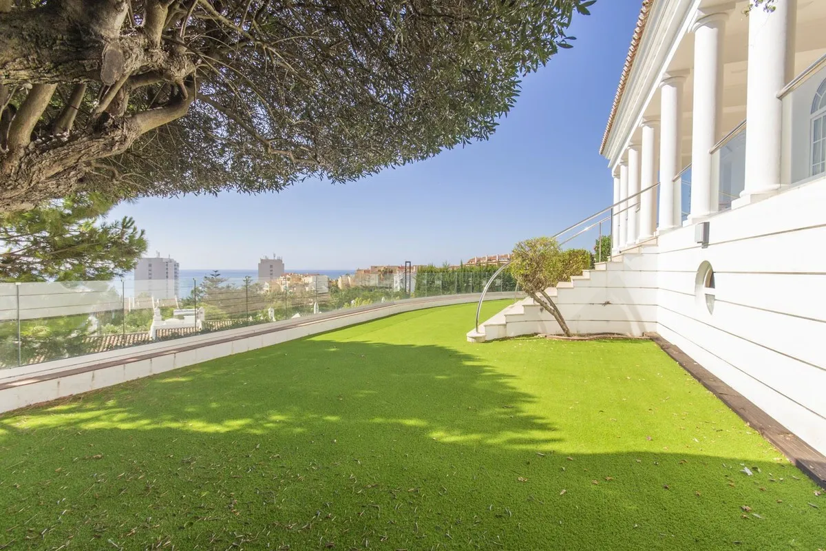 6 bedrooms Torrequebrada villa for sale