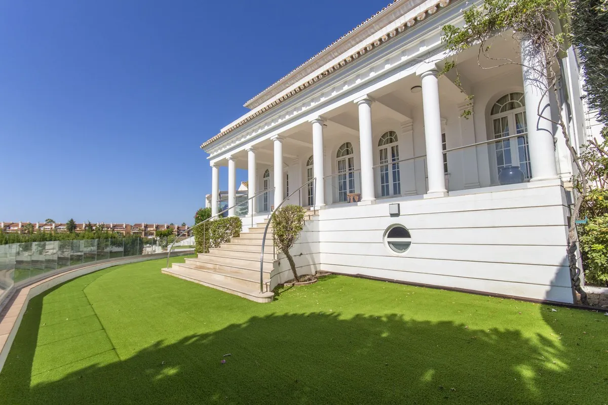 6 bedrooms Torrequebrada villa for sale