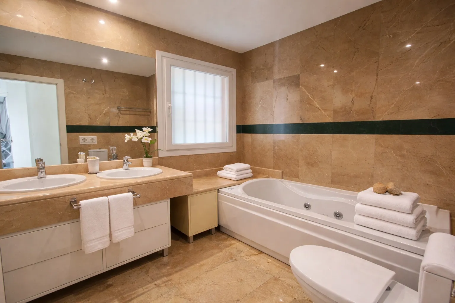 For sale Nueva Andalucia apartment with 2 bedrooms