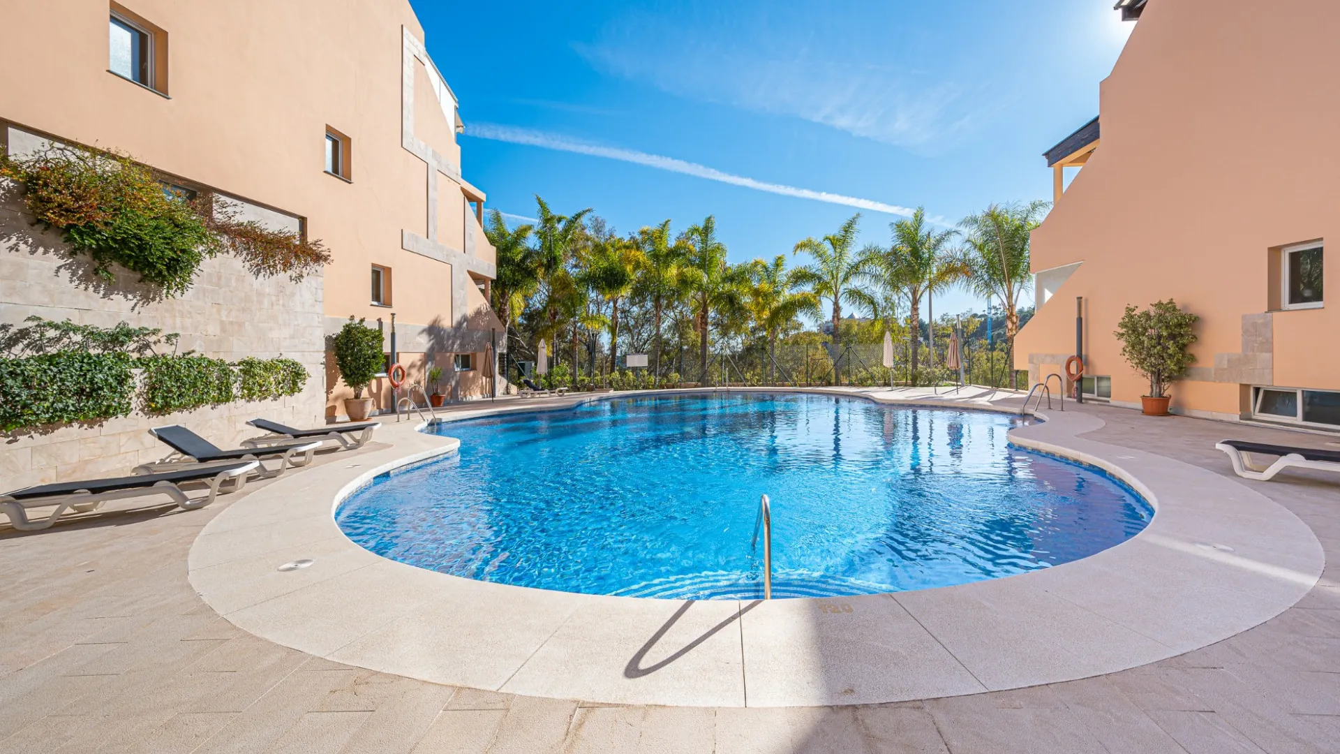 For sale Nueva Andalucia apartment with 2 bedrooms