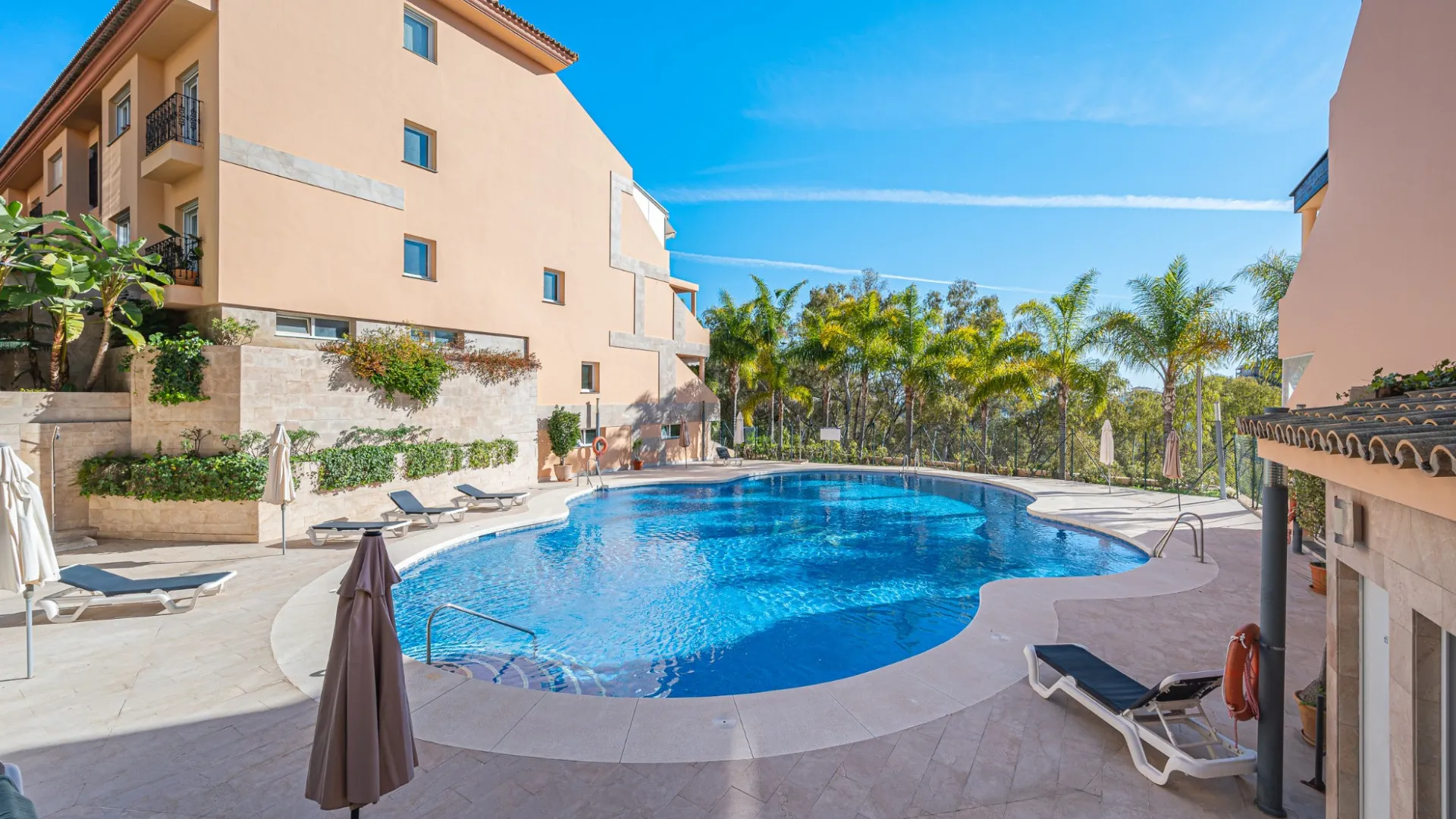 For sale Nueva Andalucia apartment with 2 bedrooms