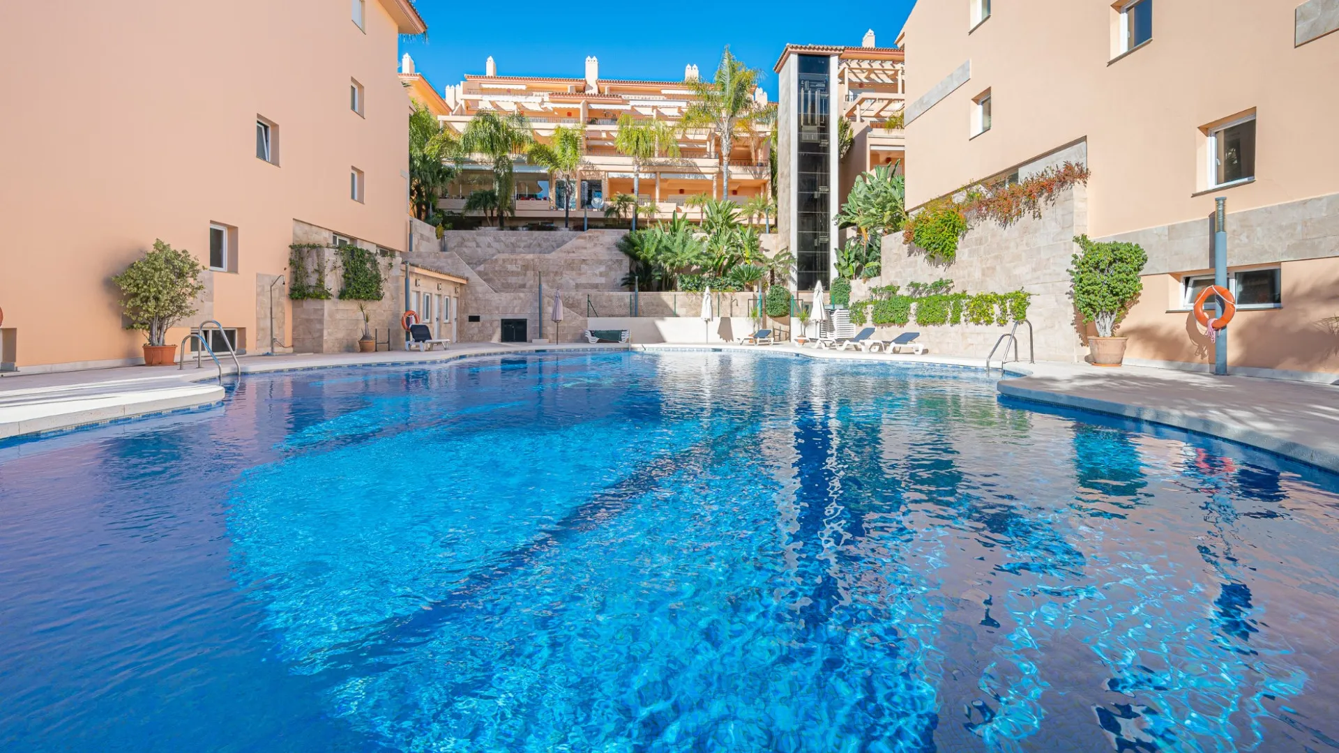 For sale Nueva Andalucia apartment with 2 bedrooms