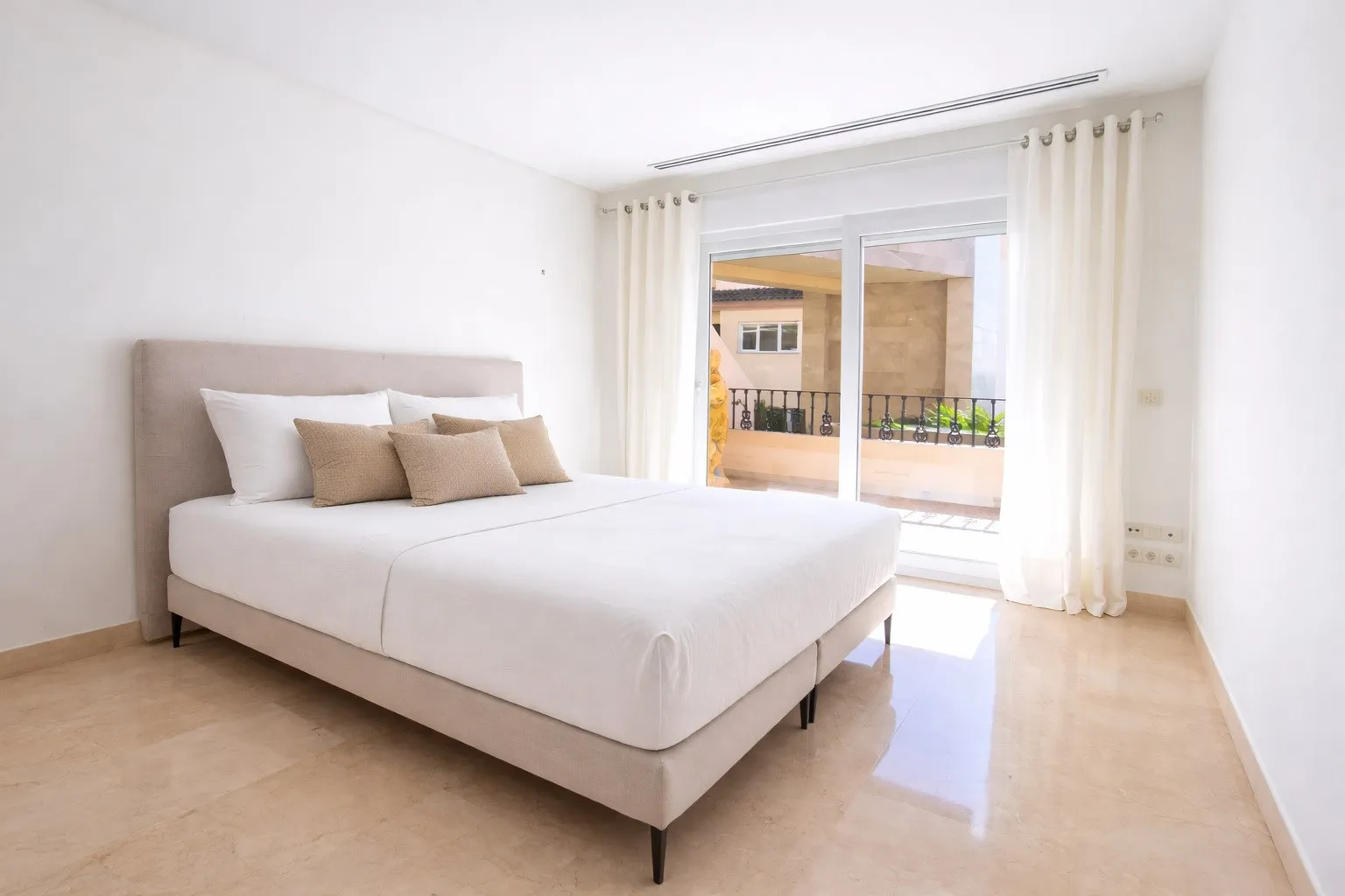 For sale Nueva Andalucia apartment with 2 bedrooms