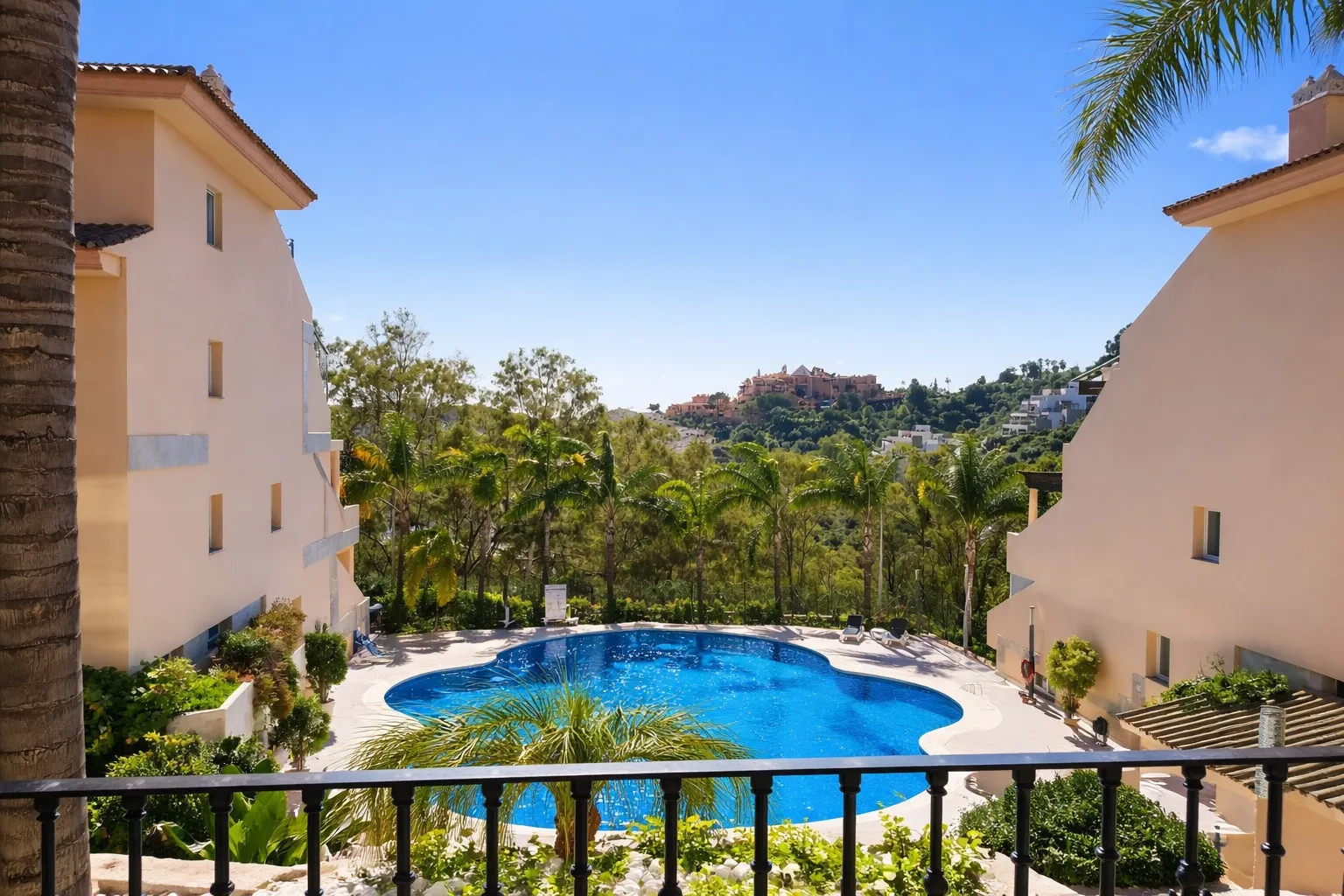 For sale Nueva Andalucia apartment with 2 bedrooms