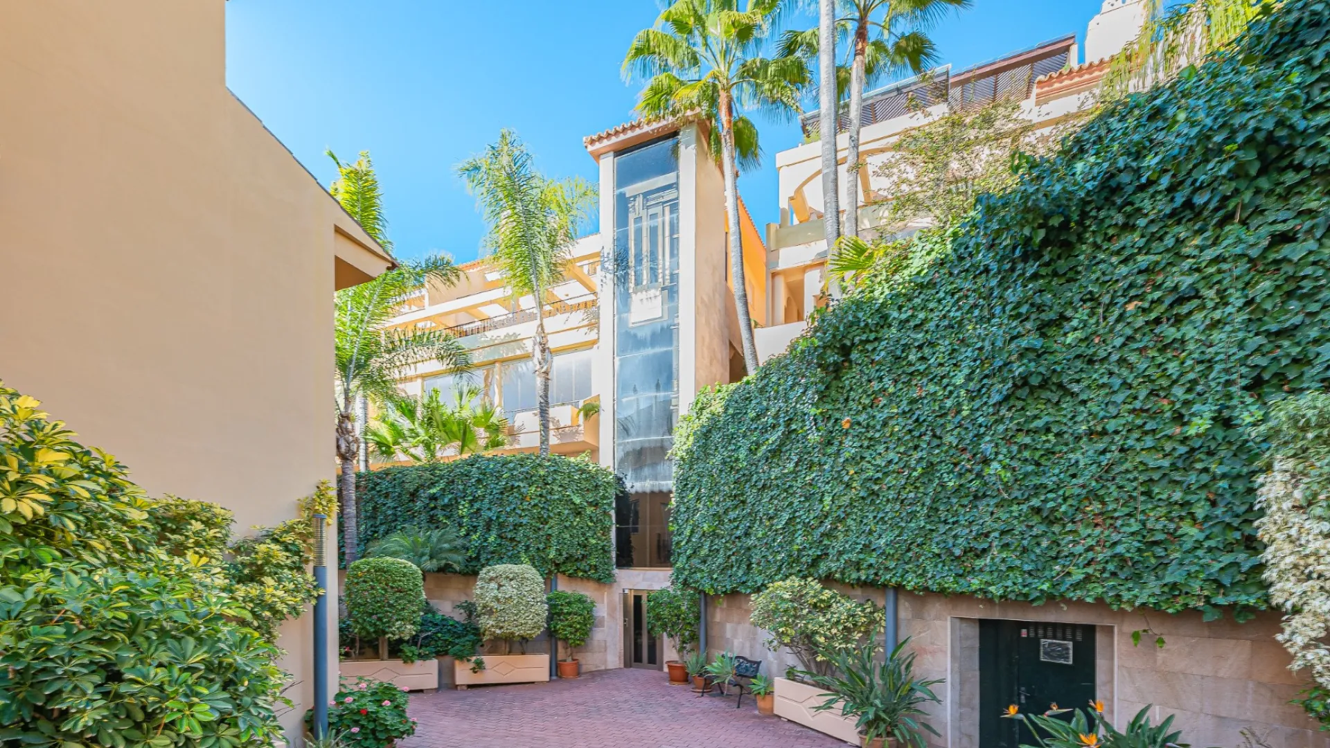 For sale Nueva Andalucia apartment with 2 bedrooms