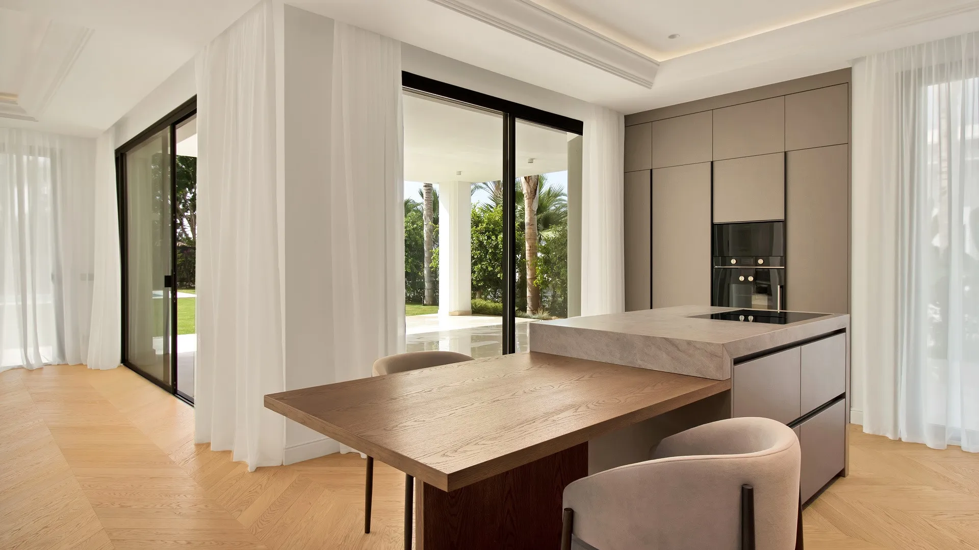 Se vende villa pareada con 6 dormitorios en Las Lomas del Marbella Club