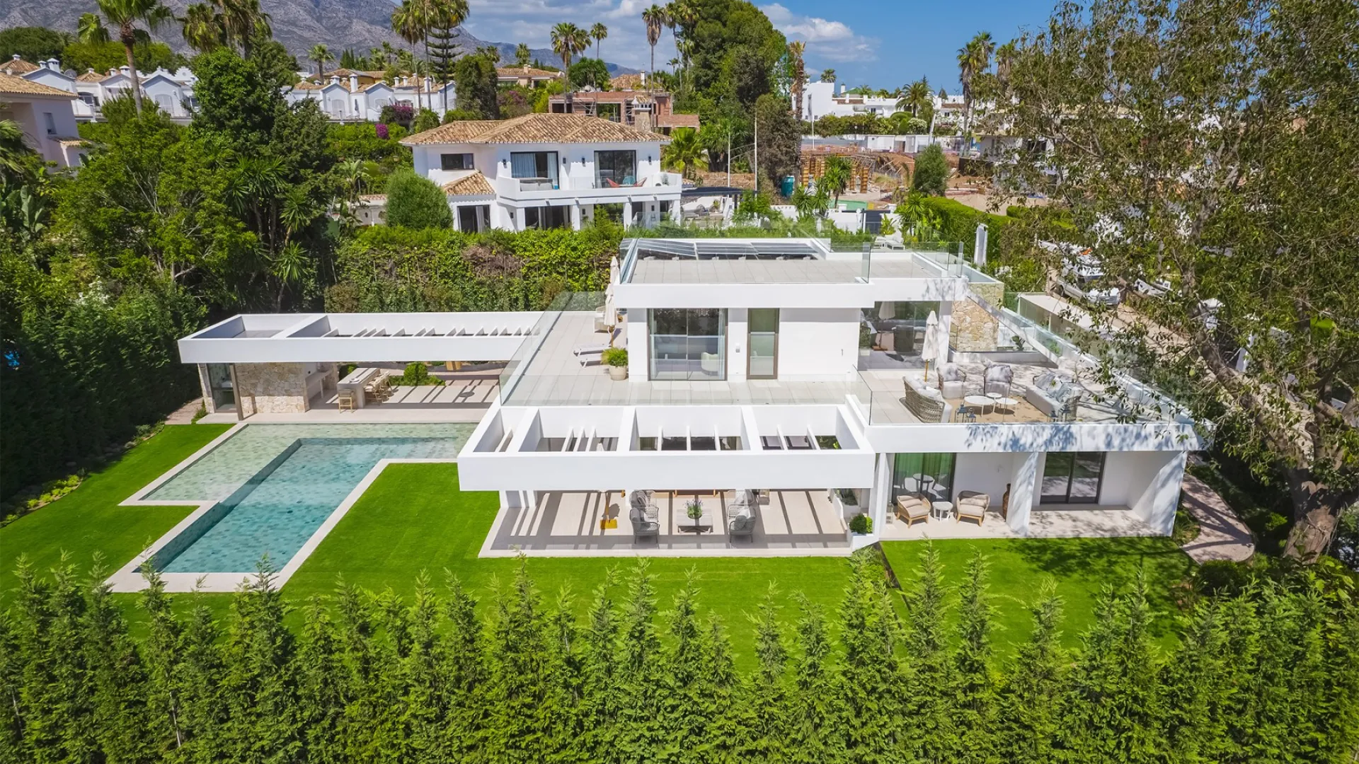 Comprar villa con 5 dormitorios en Nueva Andalucia