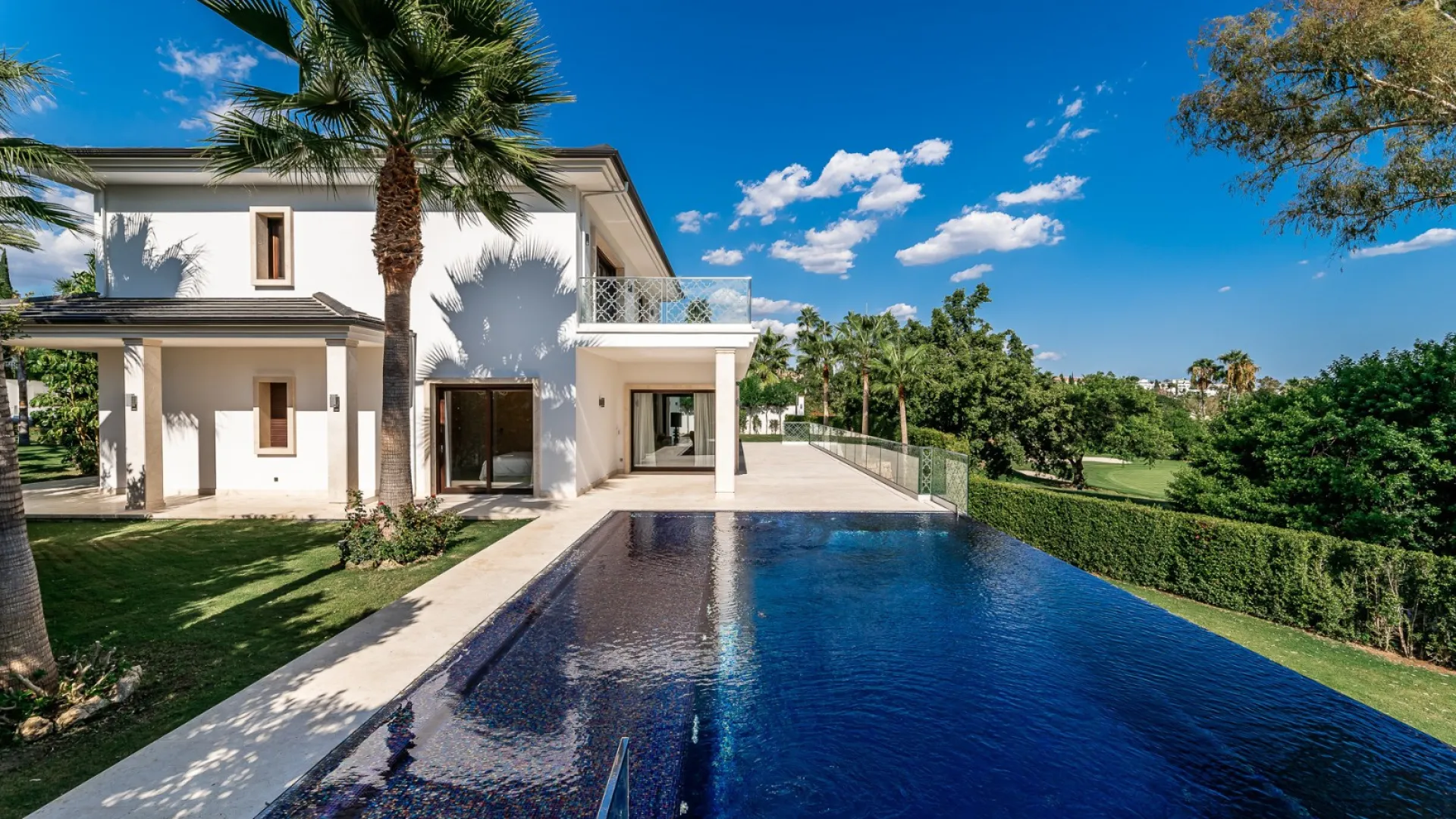Se vende villa en Los Naranjos de Marbella con 5 dormitorios