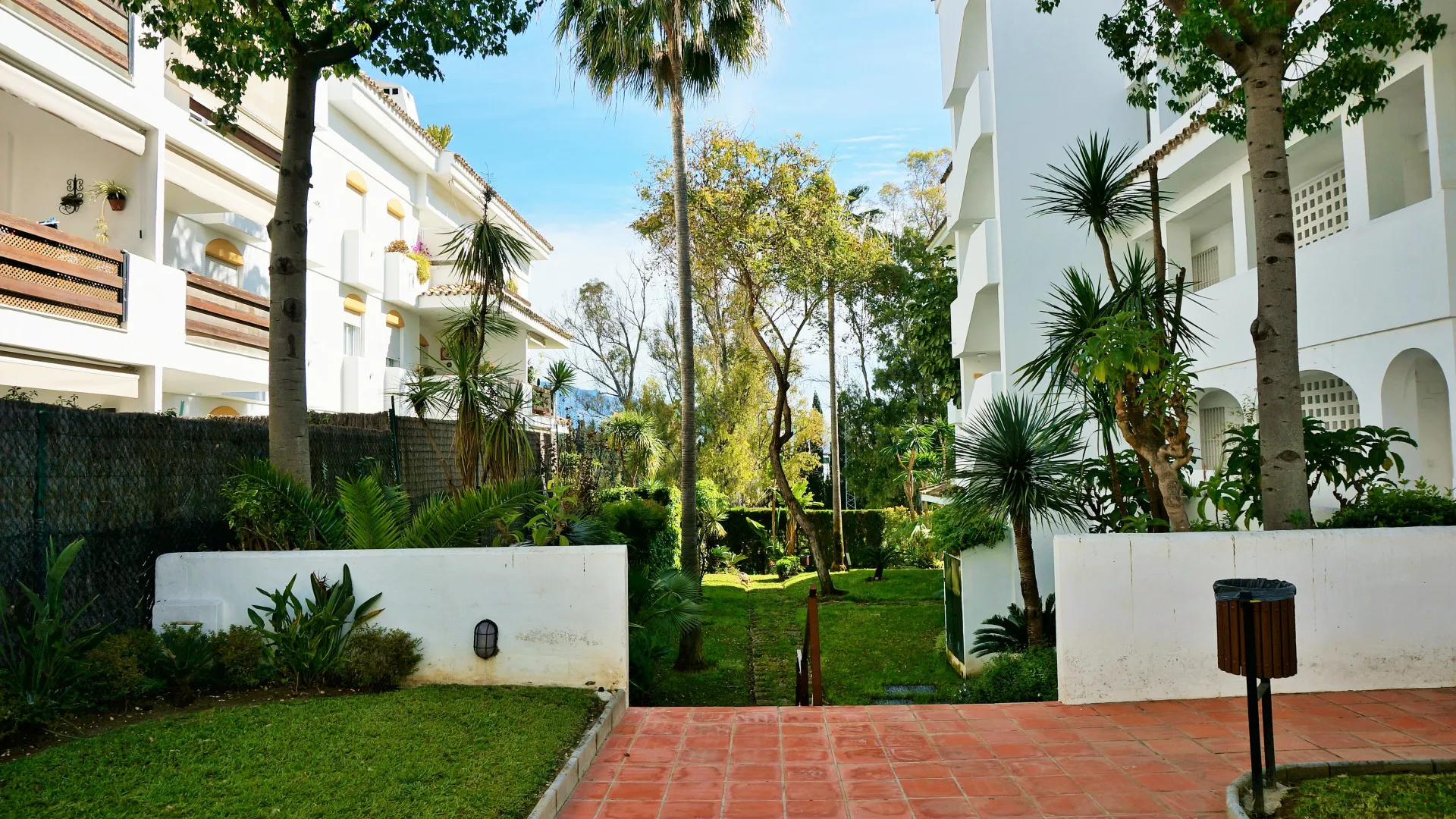 Buy Guadalmina Baja 5 bedrooms apartment