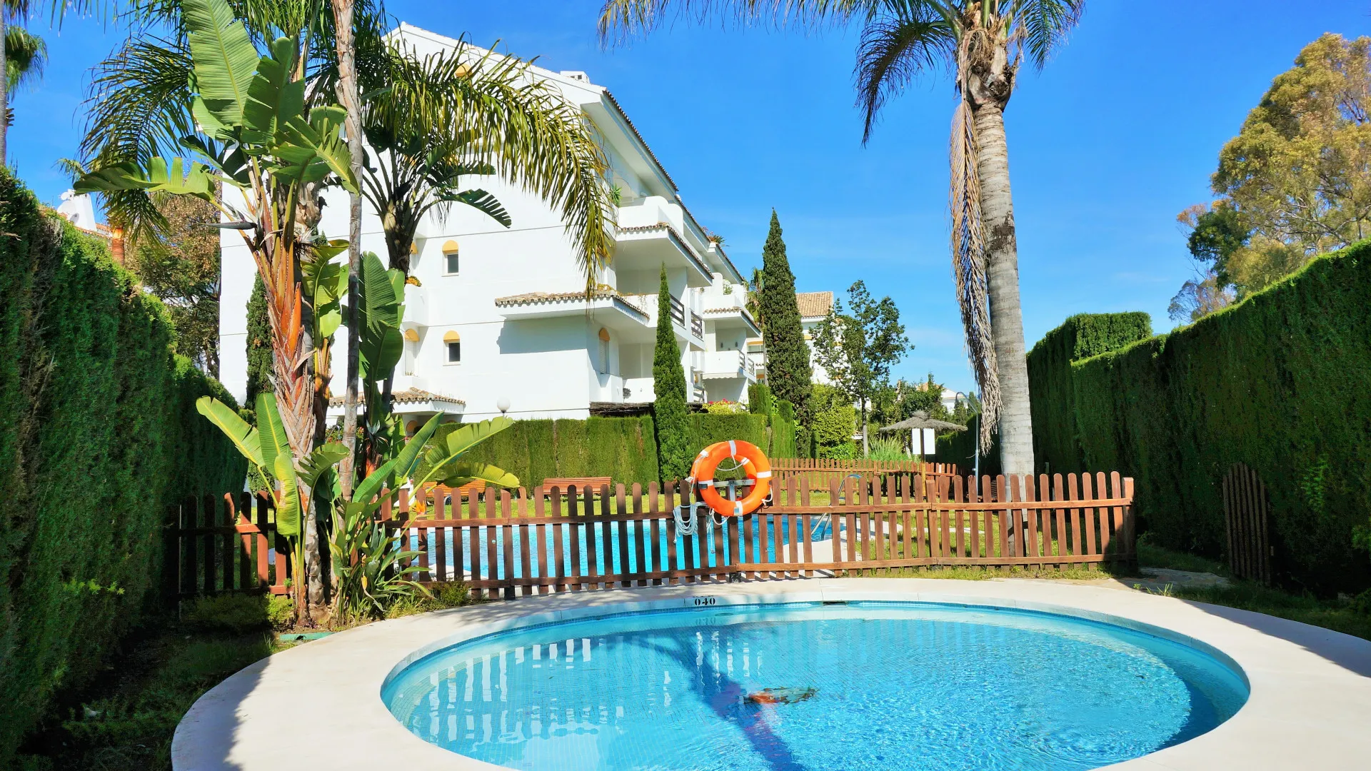 Buy Guadalmina Baja 5 bedrooms apartment
