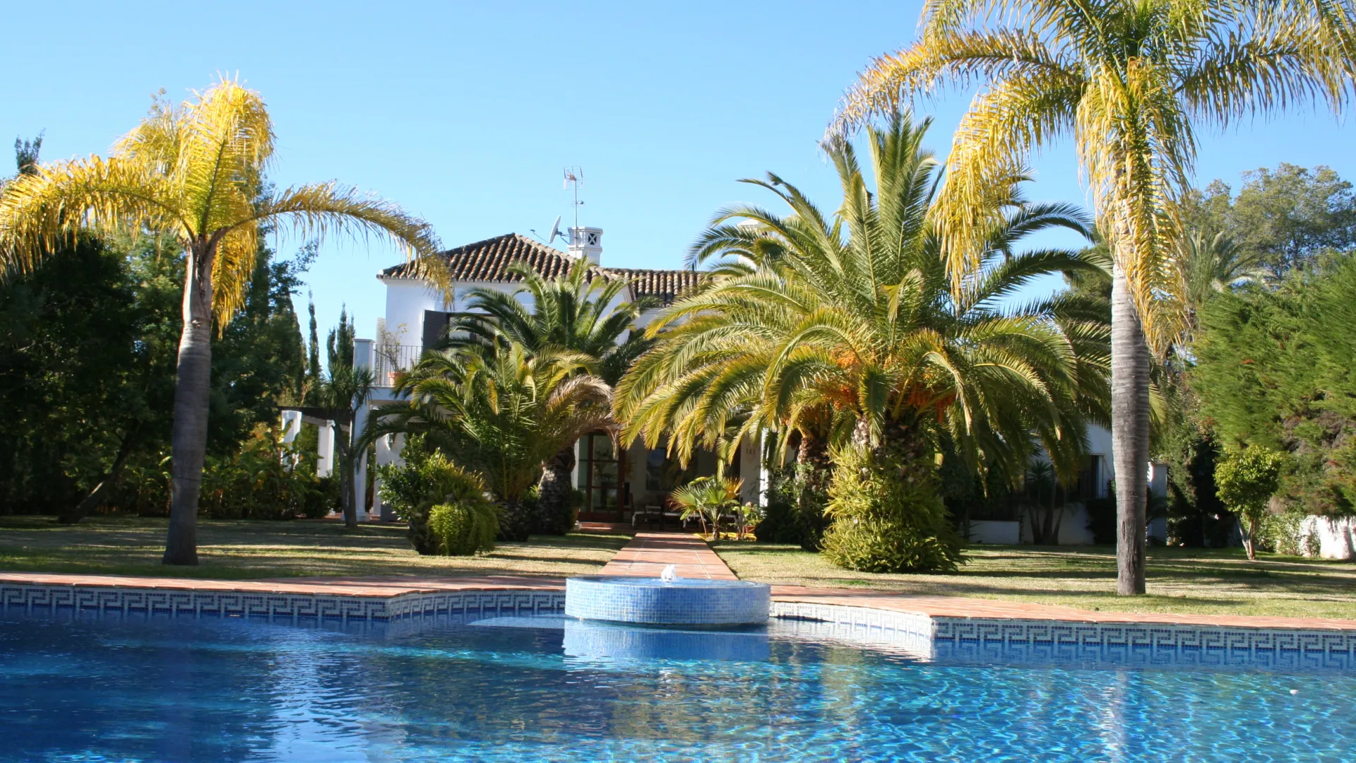 Villa for sale in Guadalmina Baja with 5 bedrooms