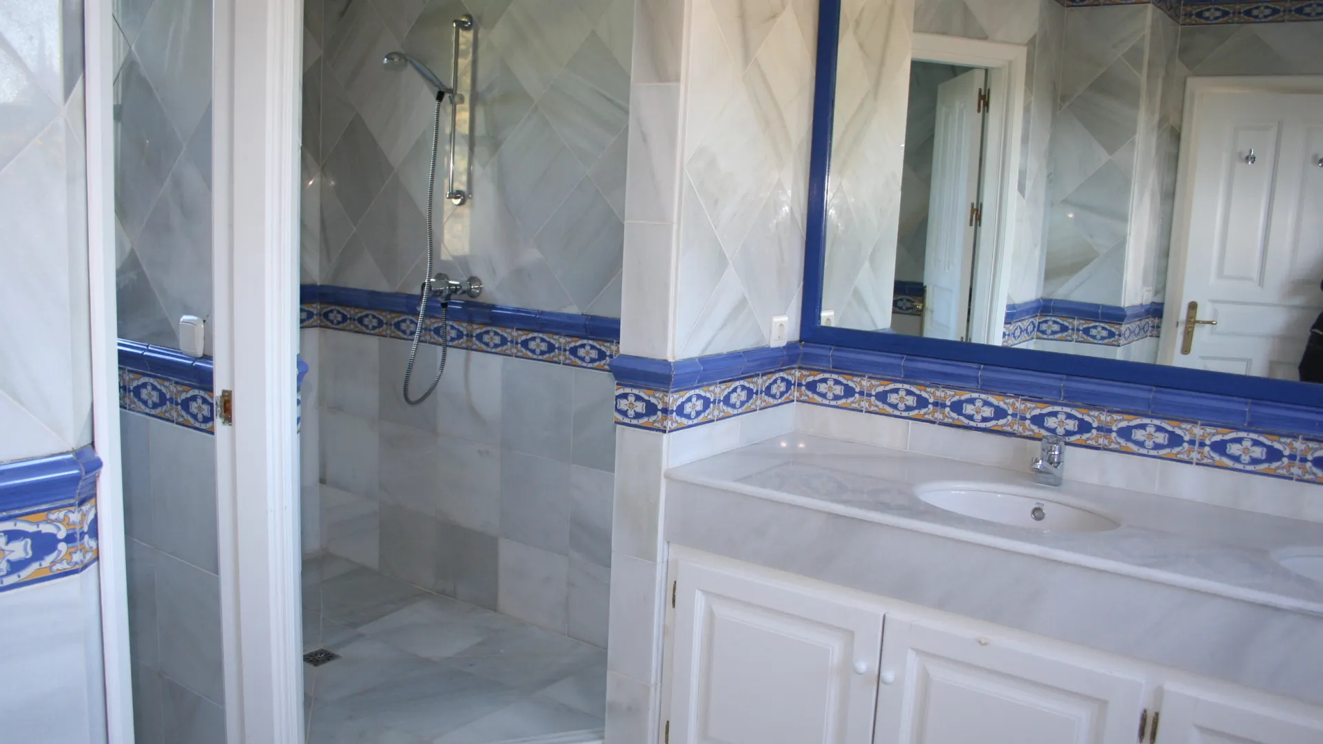 Villa for sale in Guadalmina Baja with 5 bedrooms