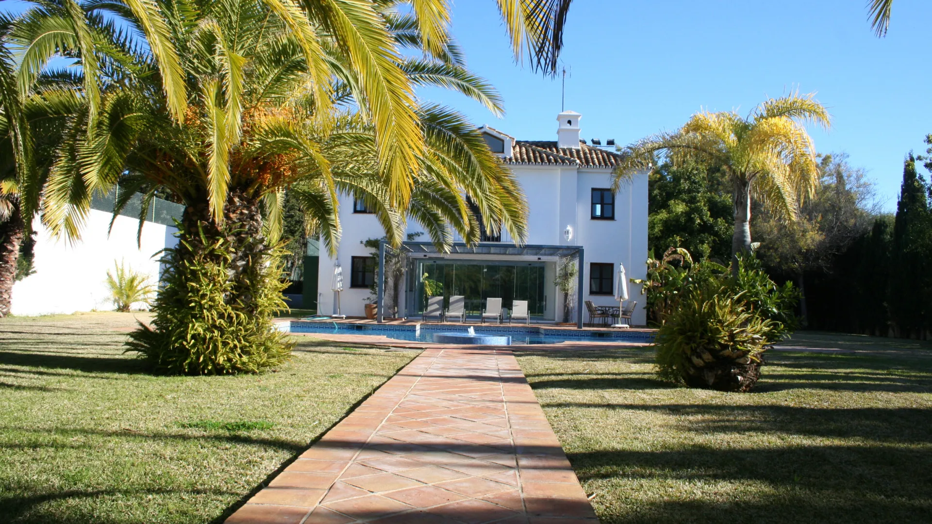 Villa for sale in Guadalmina Baja with 5 bedrooms