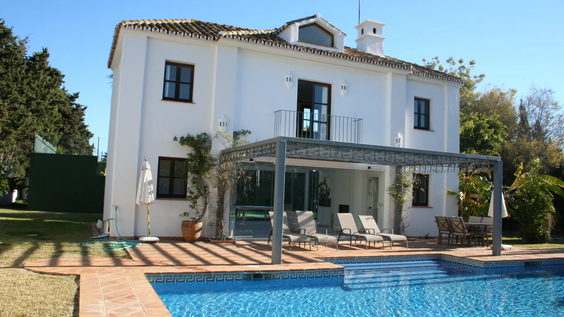 Villa for sale in Guadalmina Baja with 5 bedrooms