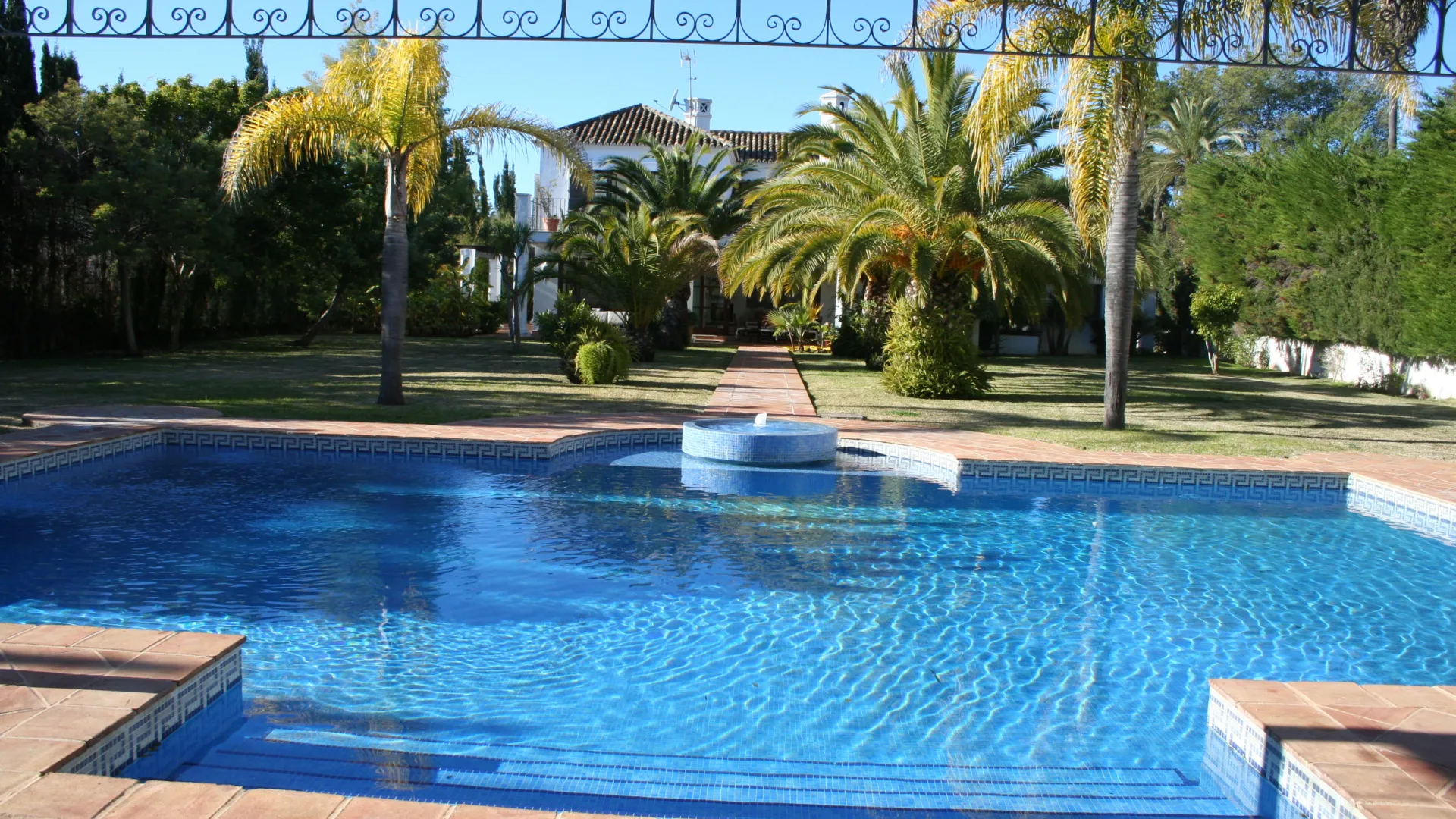 Villa for sale in Guadalmina Baja with 5 bedrooms