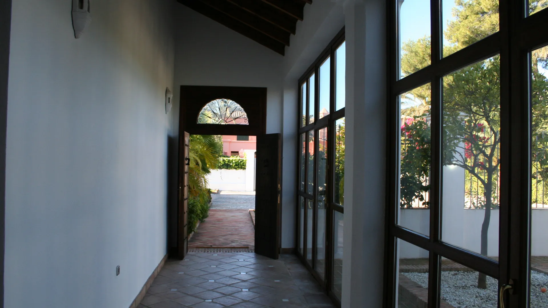 Villa for sale in Guadalmina Baja with 5 bedrooms