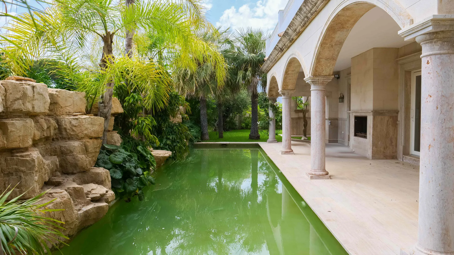 Buy 2 bedrooms villa in Marbella