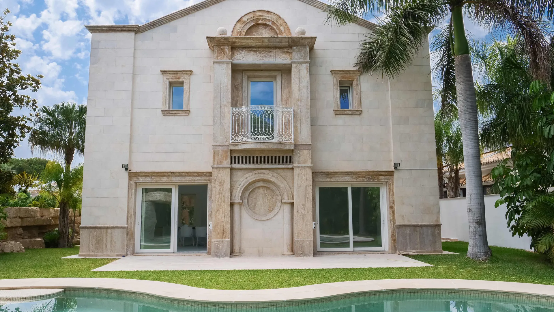 Buy 2 bedrooms villa in Marbella