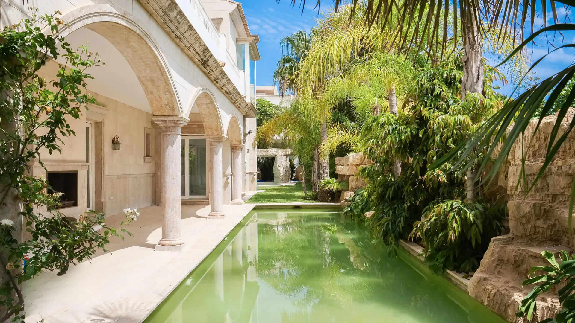 Buy 2 bedrooms villa in Marbella