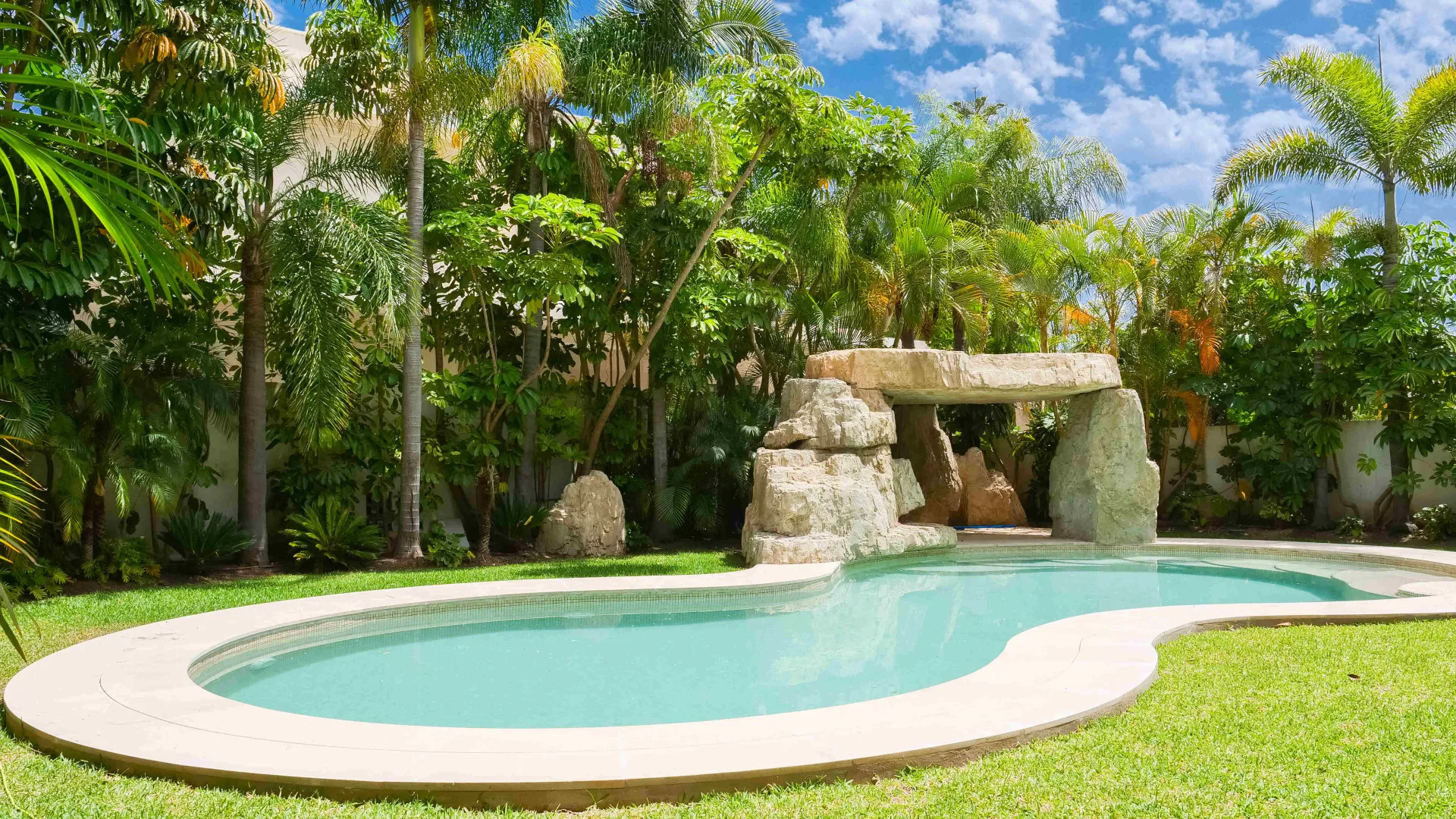 Buy 2 bedrooms villa in Marbella